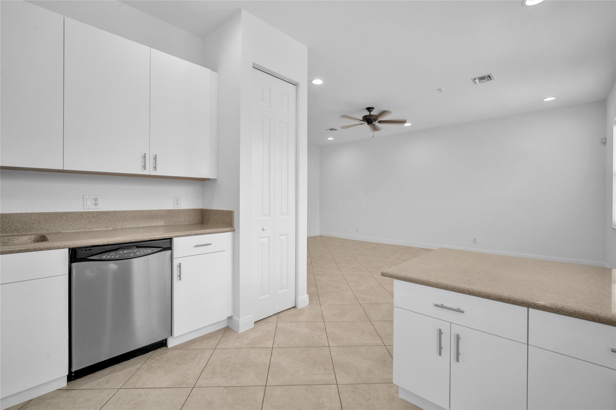 6809 N Lakeside Circle 101 Property Photo 11