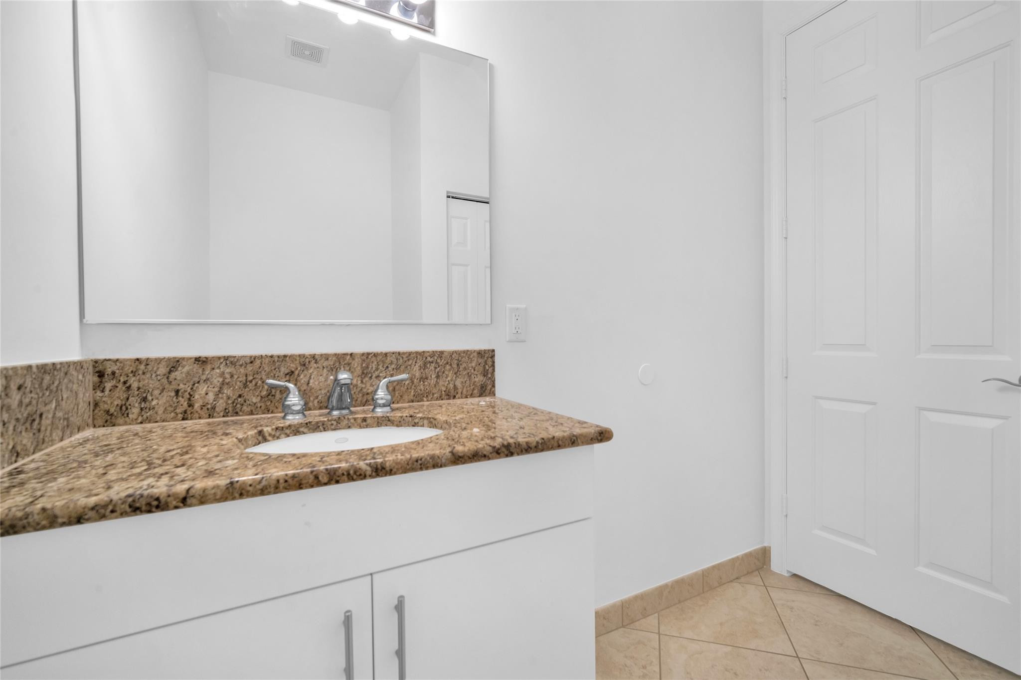 6809 N Lakeside Circle 101 Property Photo 12