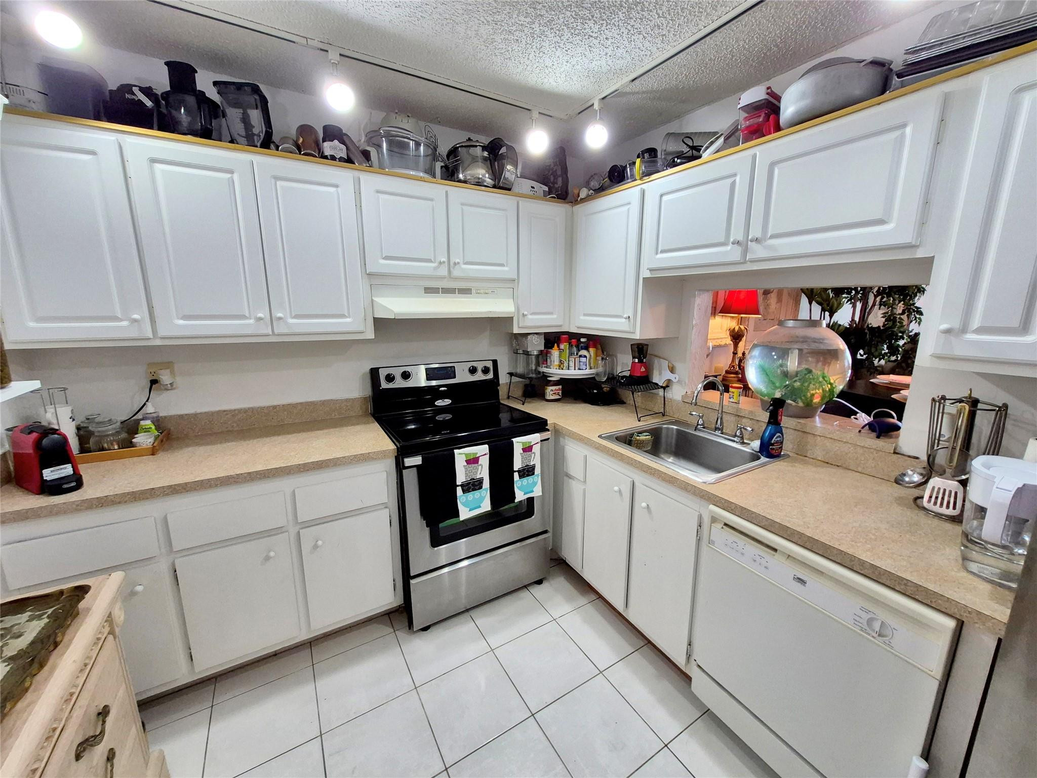 2840 Somerset Drive 208m Property Photo 3