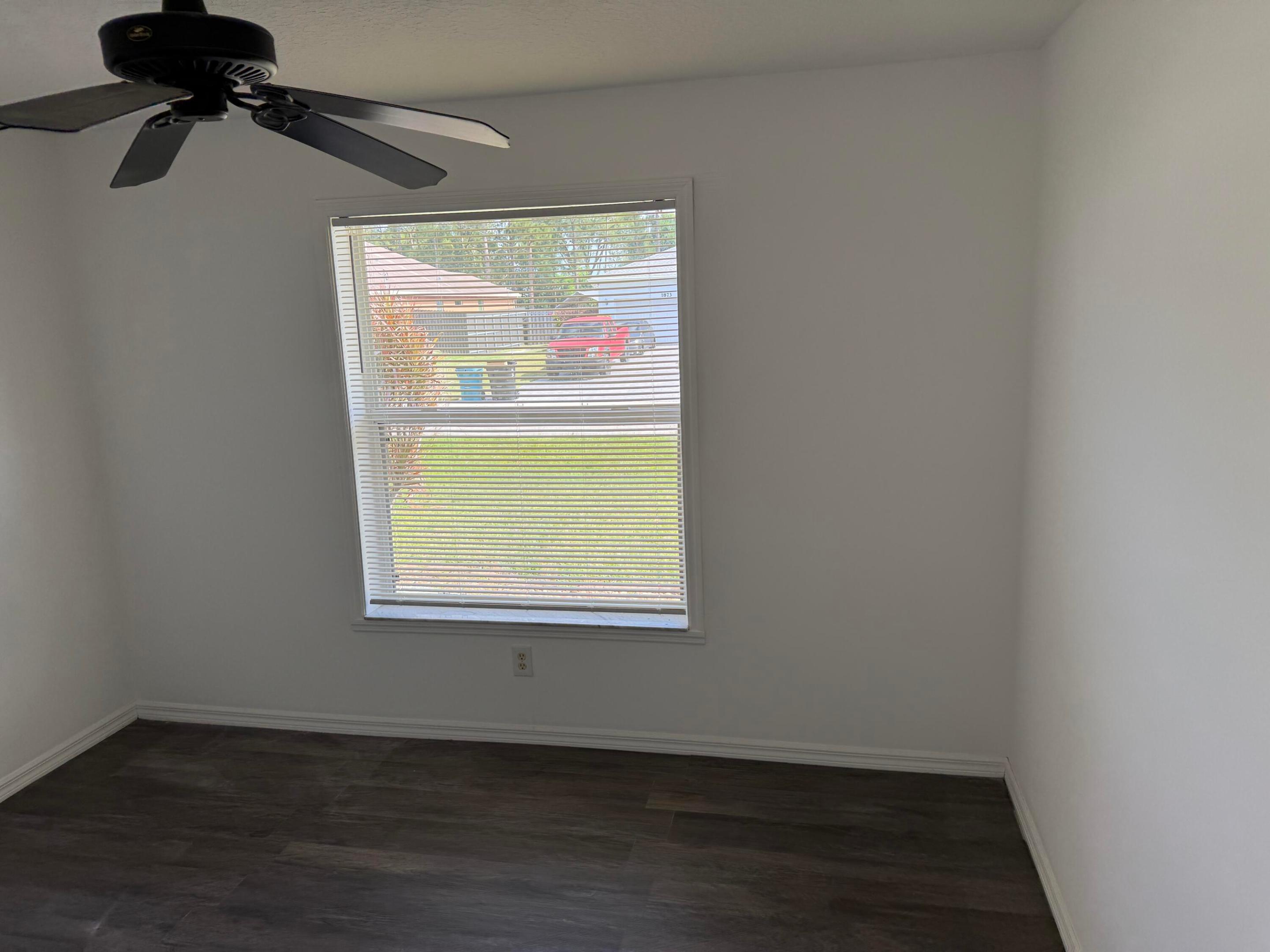 1874 Sw Capehart Avenue Property Photo 5