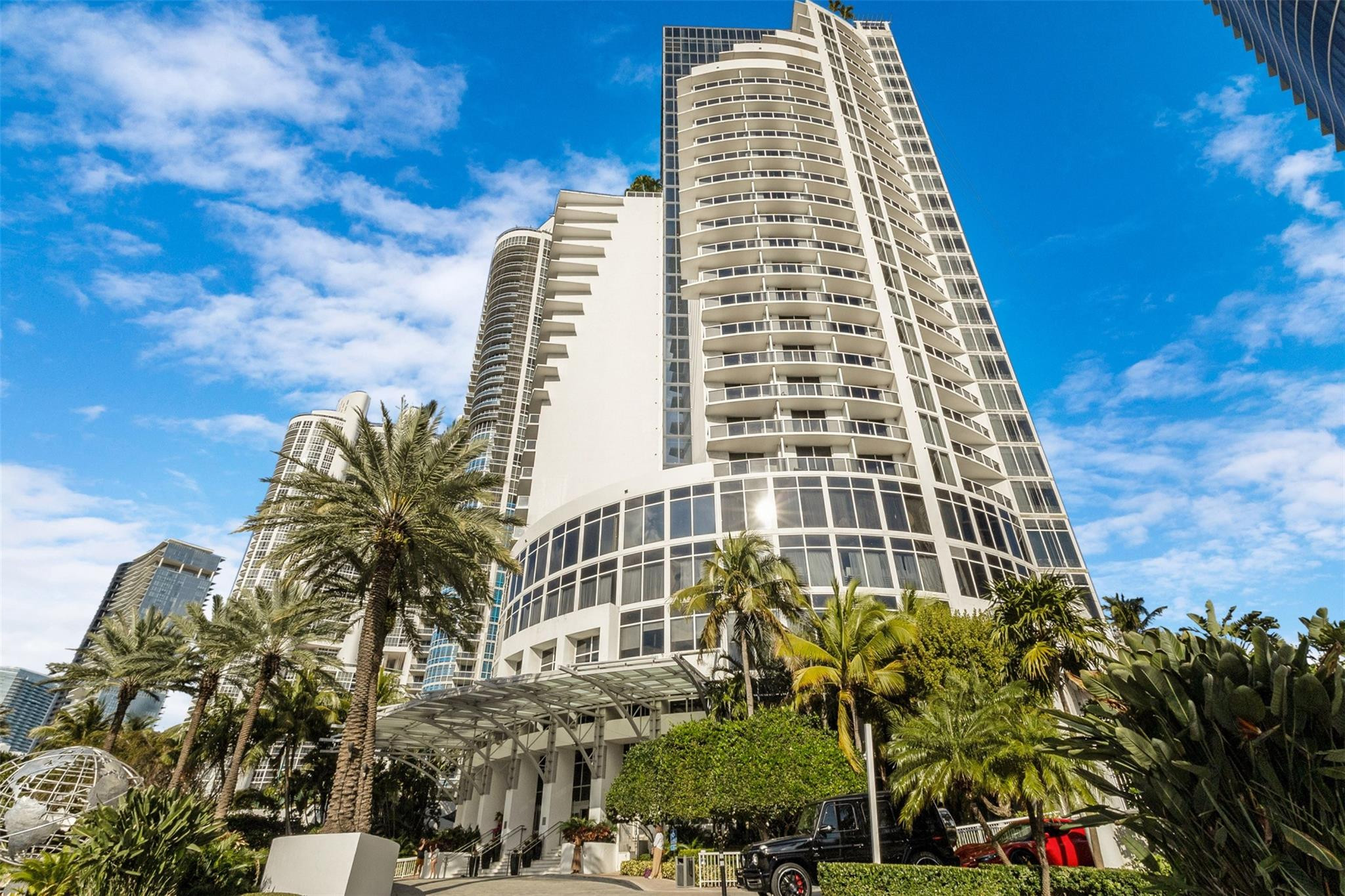 18001 Collins Avenue Property Photo 3