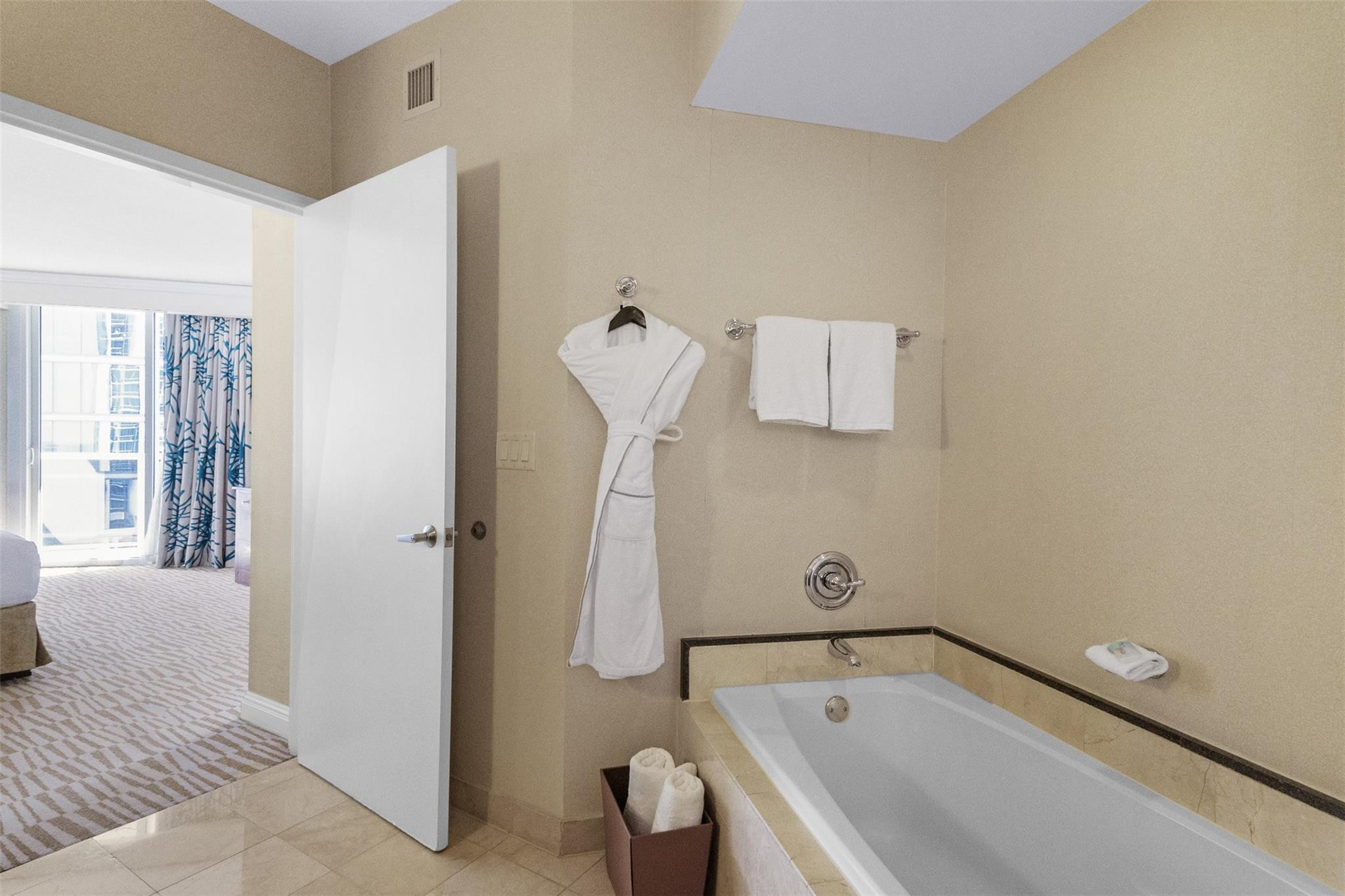 18001 Collins Avenue Property Photo 31