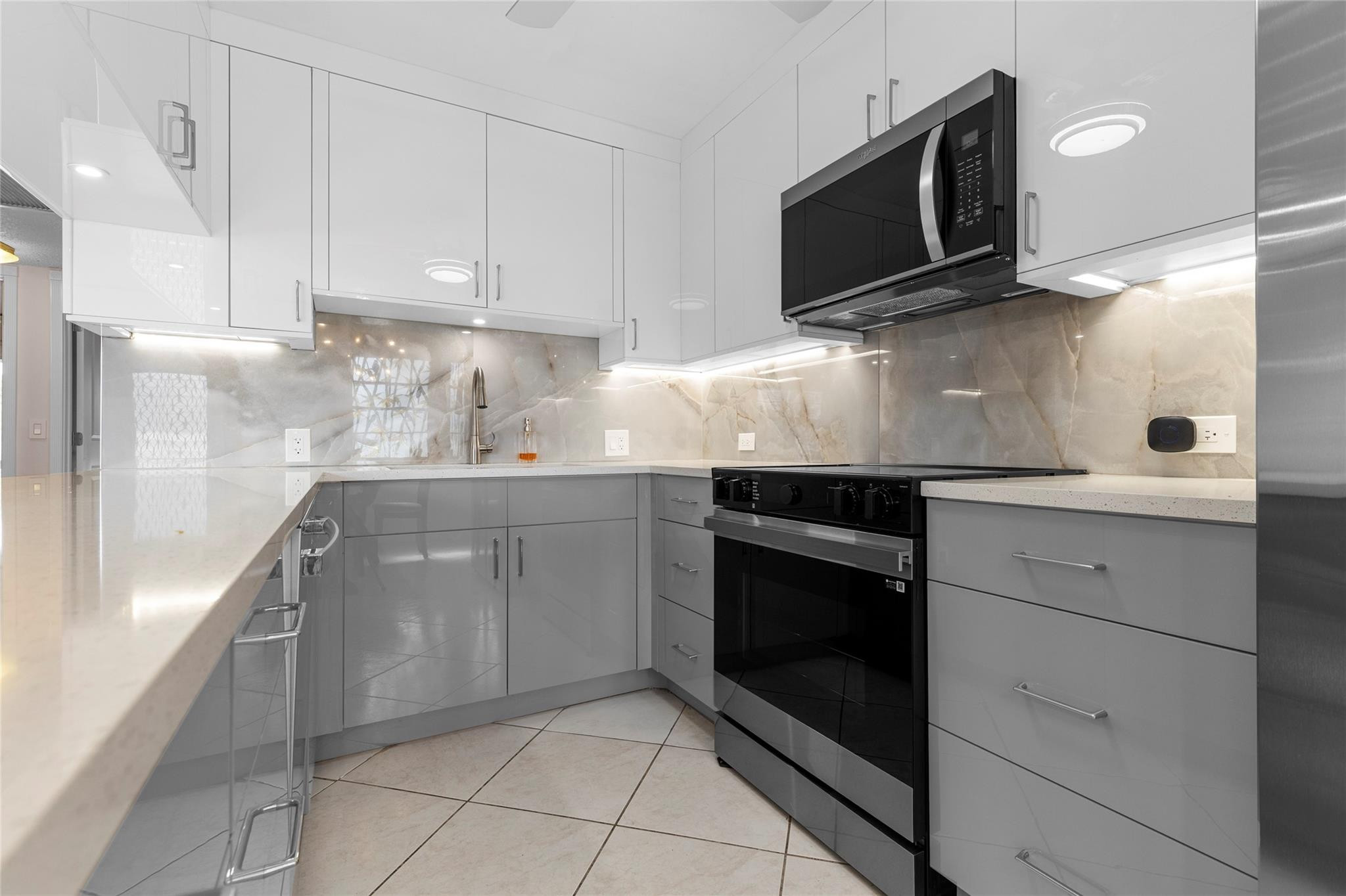 2122 Cambridge F 2122 Property Photo 1