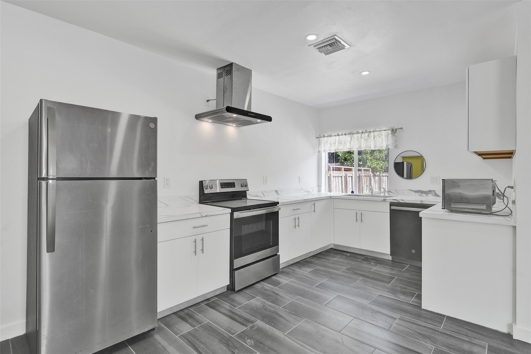 1904 SE 1st Avenue Property Photo 1