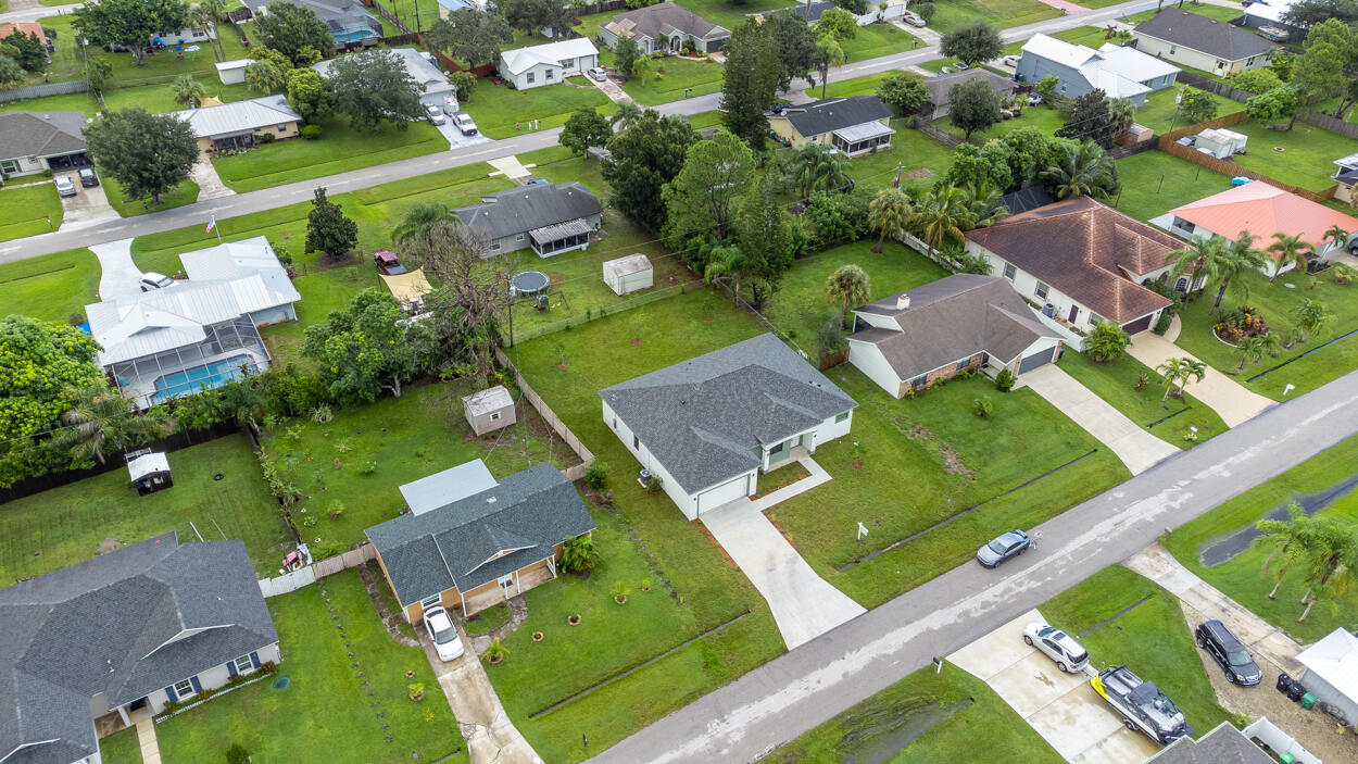 1143 Sw Estaugh Avenue Property Photo 8