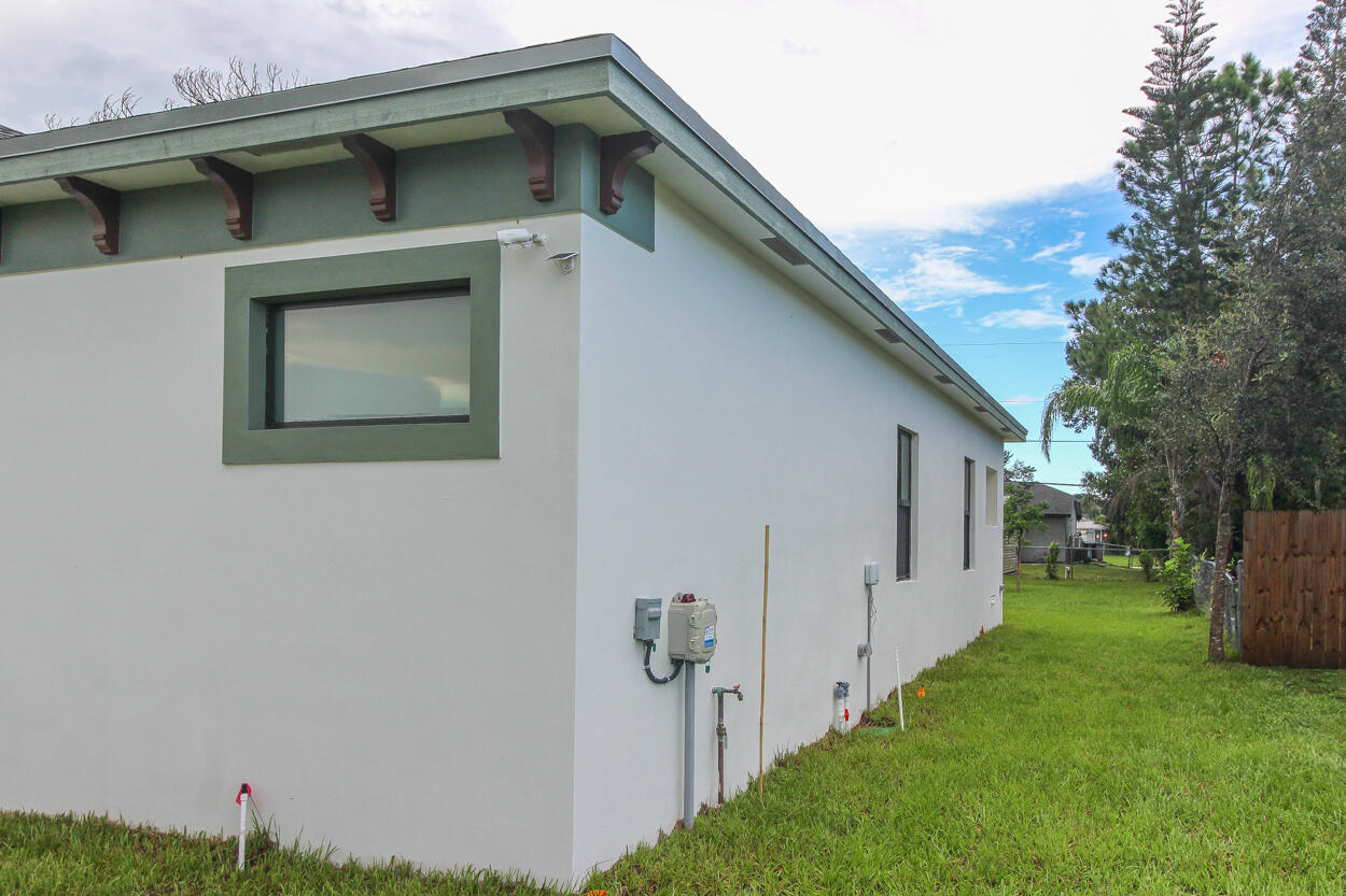 1143 Sw Estaugh Avenue Property Photo 13