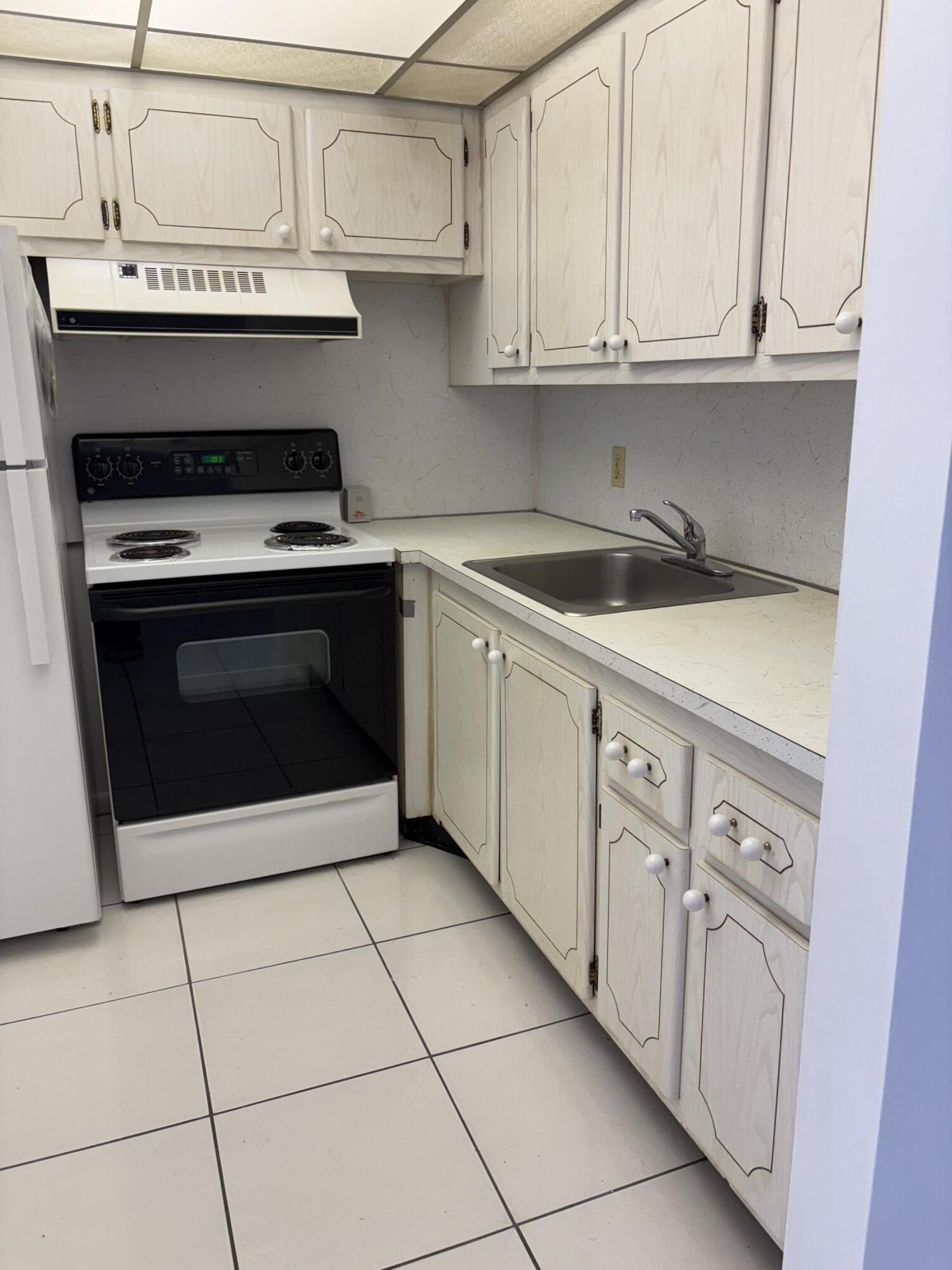 113 Berkshire E Property Photo 2