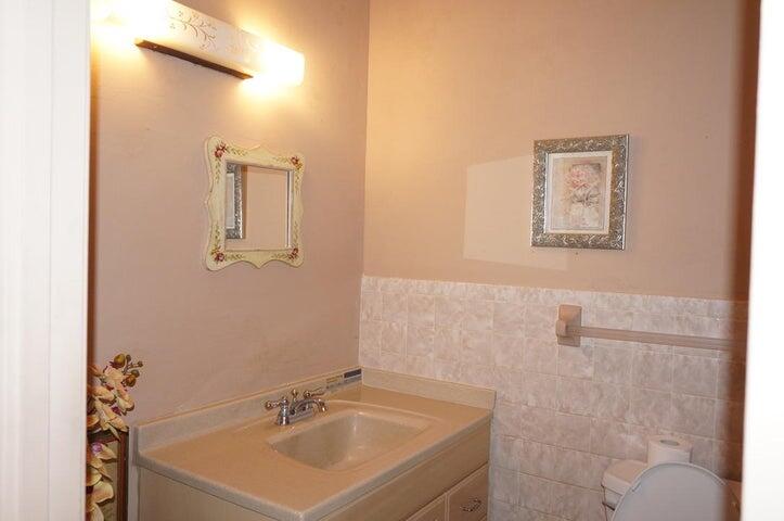 1716 Barton Court Property Photo 9