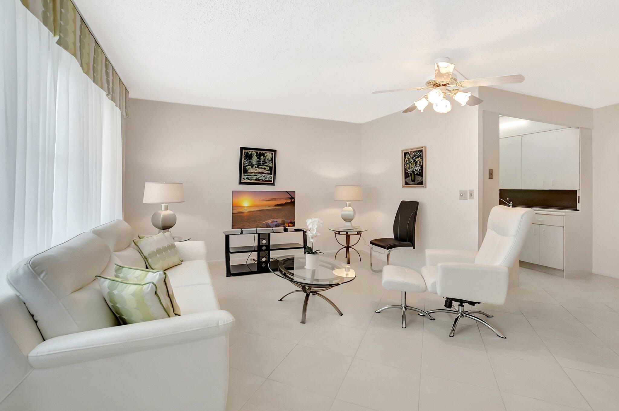 2043 Cambridge C Property Photo 1