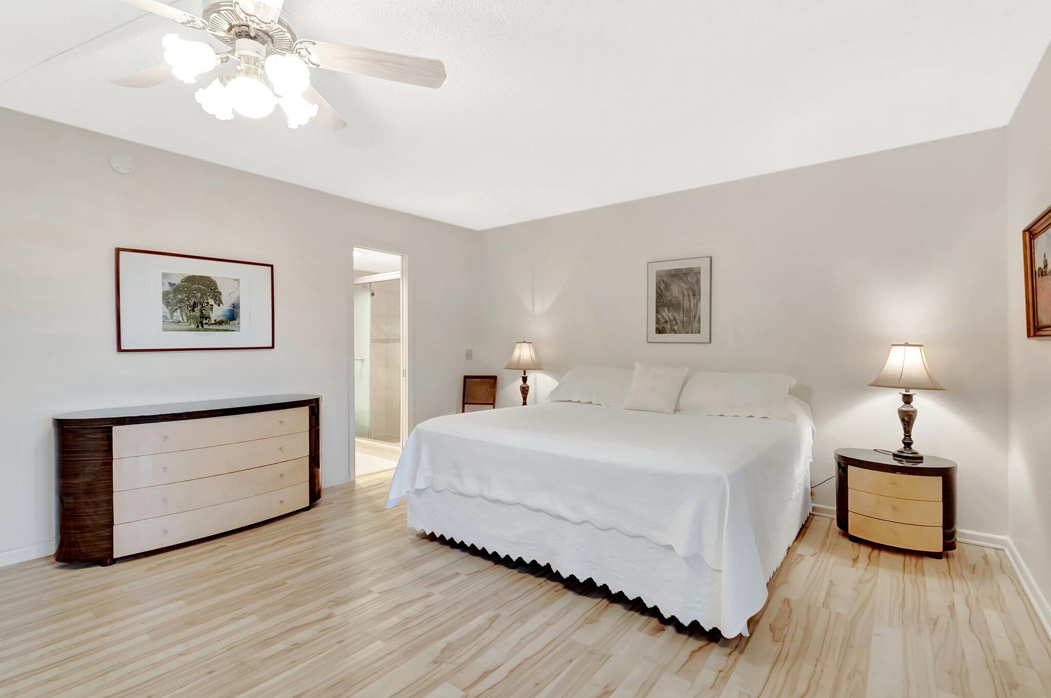 2043 Cambridge C Property Photo 2