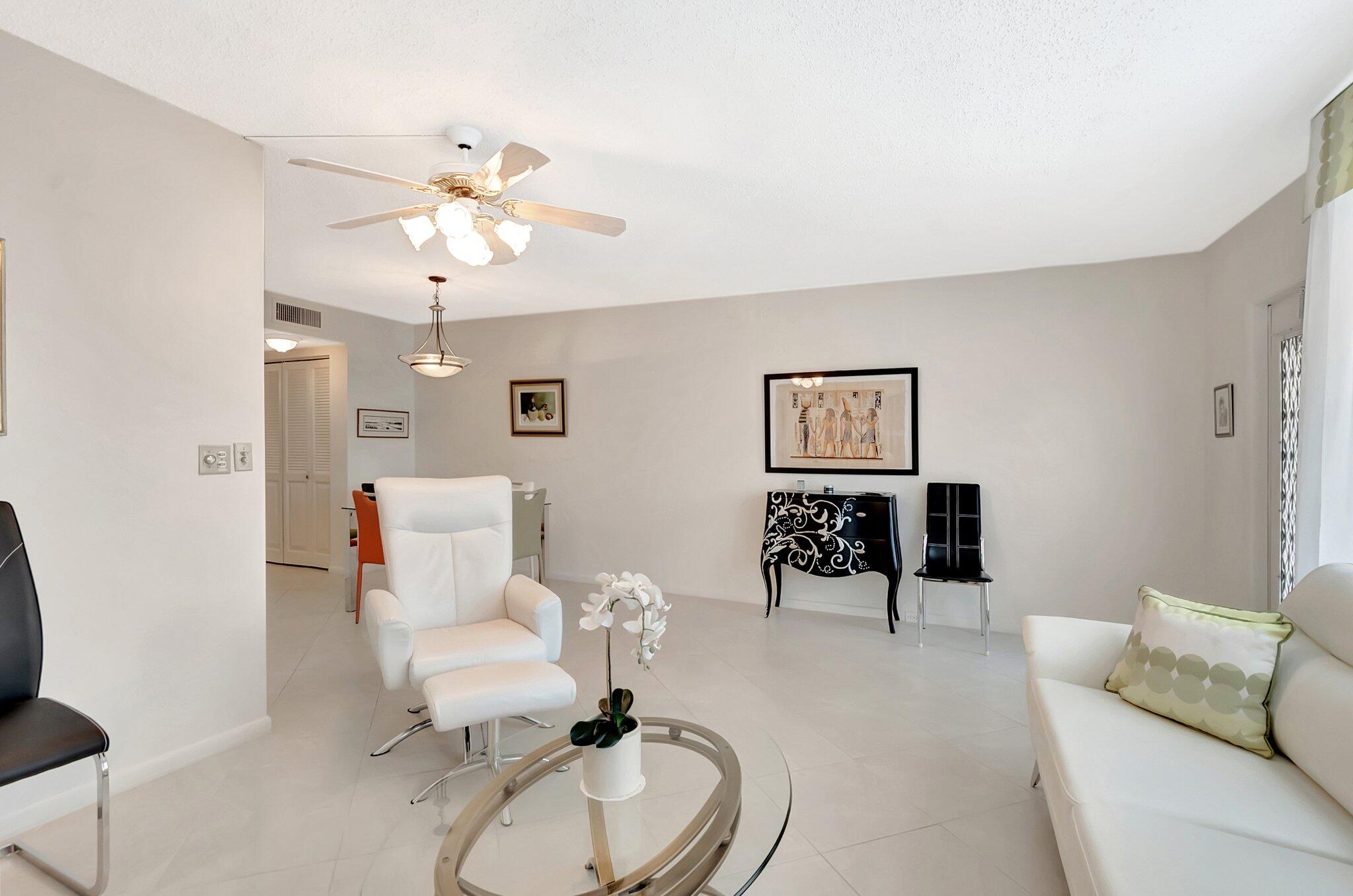 2043 Cambridge C Property Photo 5