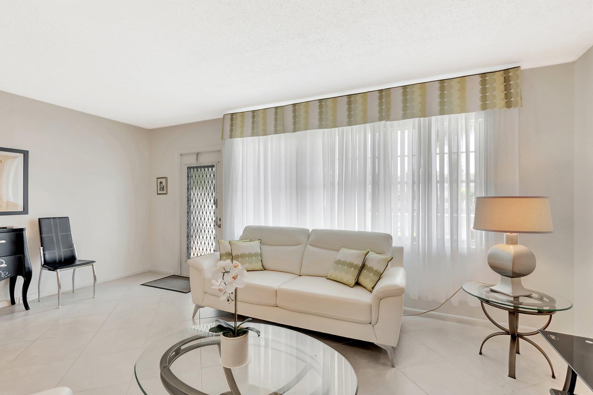 2043 Cambridge C Property Photo 6