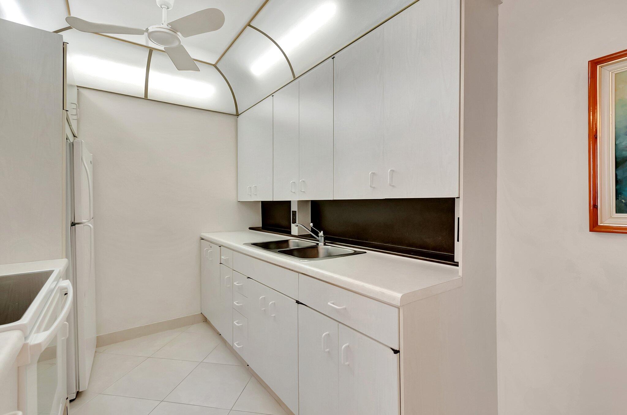 2043 Cambridge C Property Photo 9