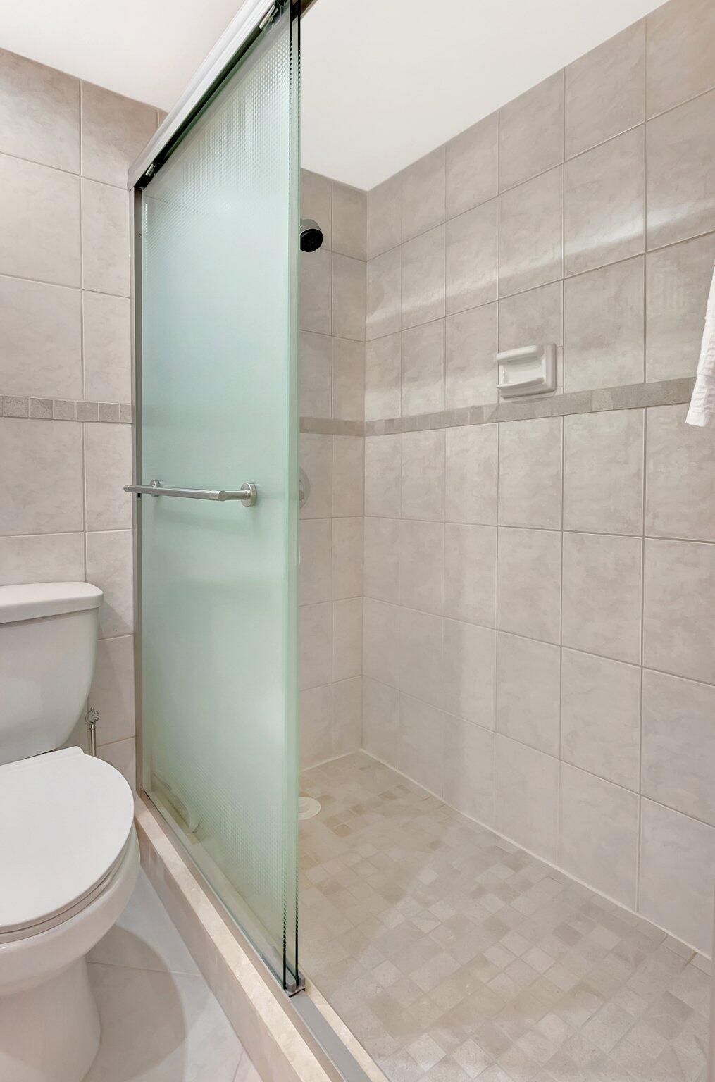 2043 Cambridge C Property Photo 16