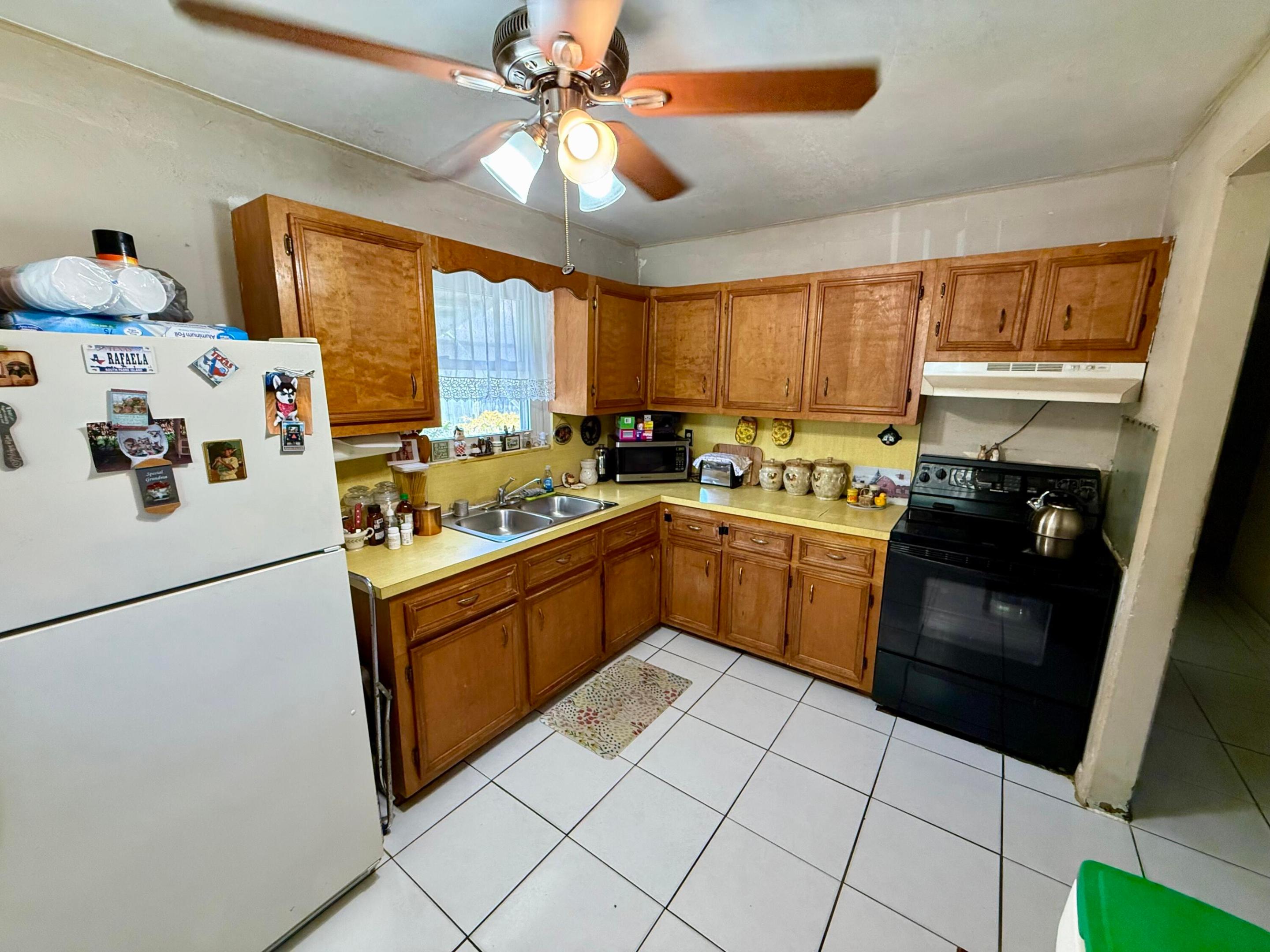 3520 Suncrest Road Property Photo 2