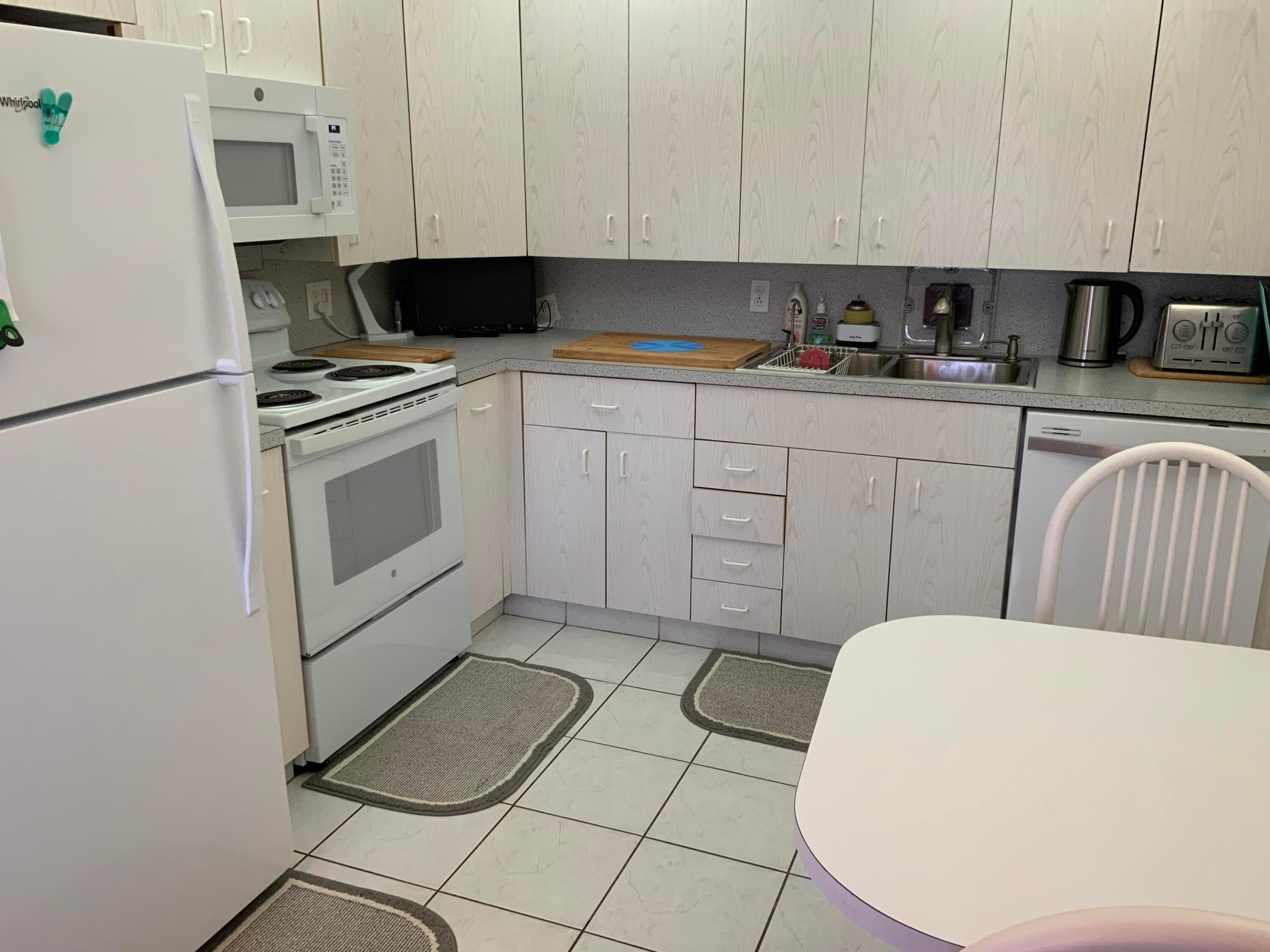 2050 Hythe C Property Photo 15