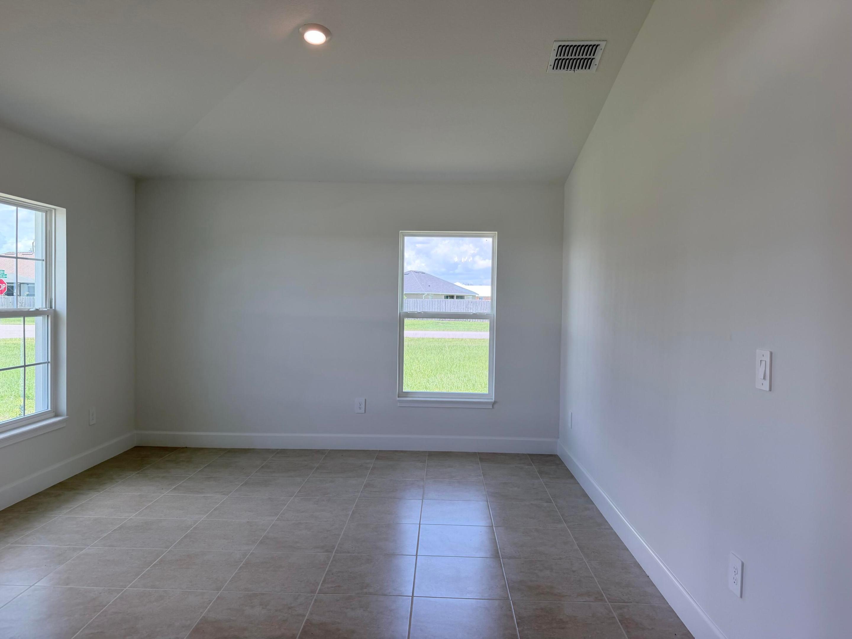 5801 Nw Dana Circle Property Photo 6