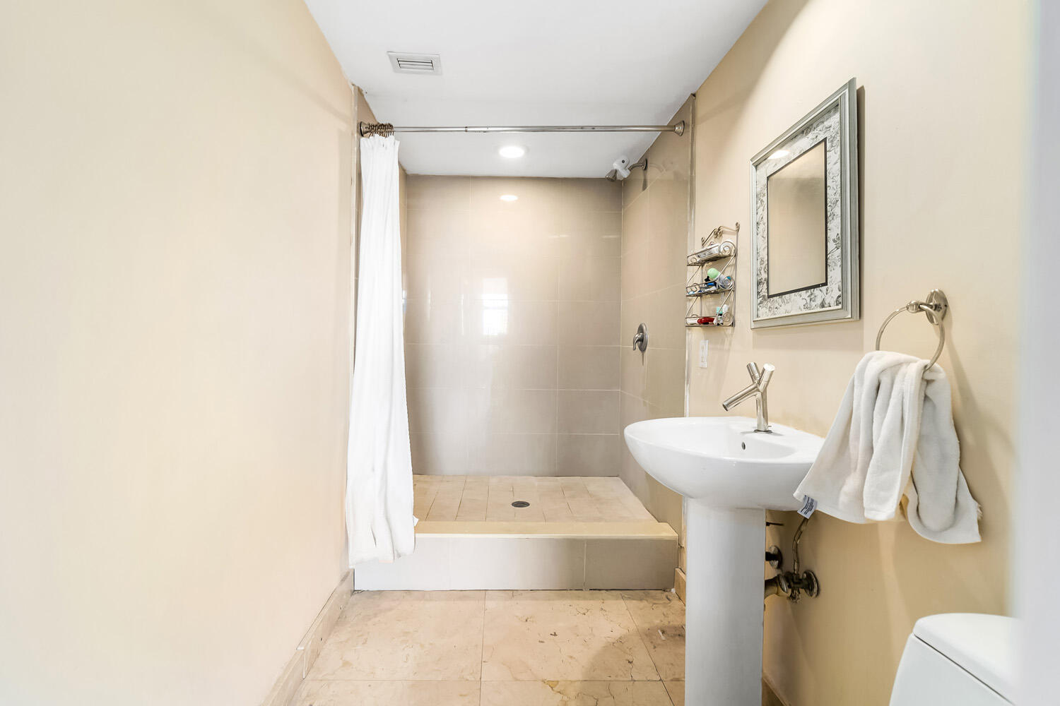 18911 Collins Avenue 506 Property Photo 40