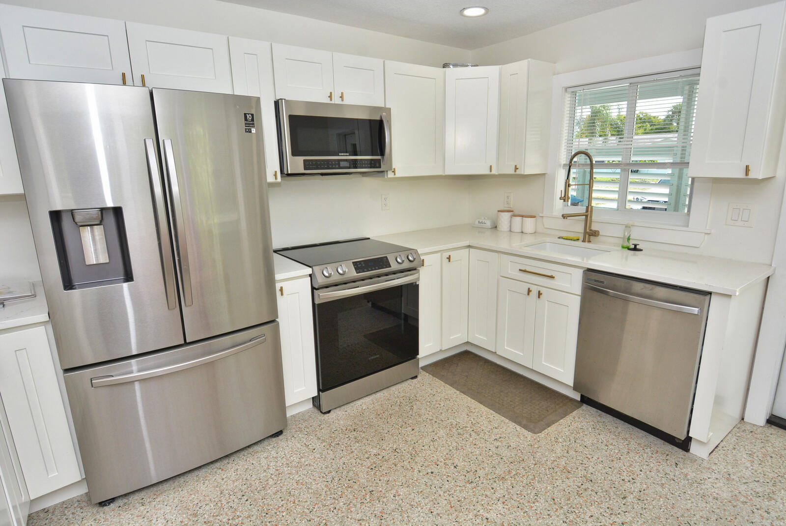 1395 Ne Flora Place Property Photo 5