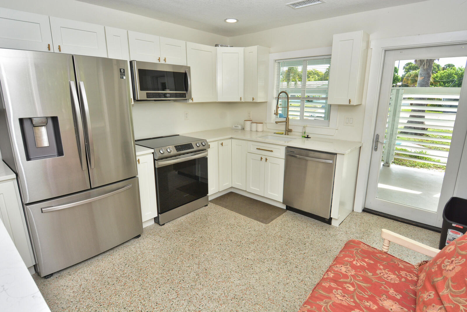 1395 Ne Flora Place Property Photo 9