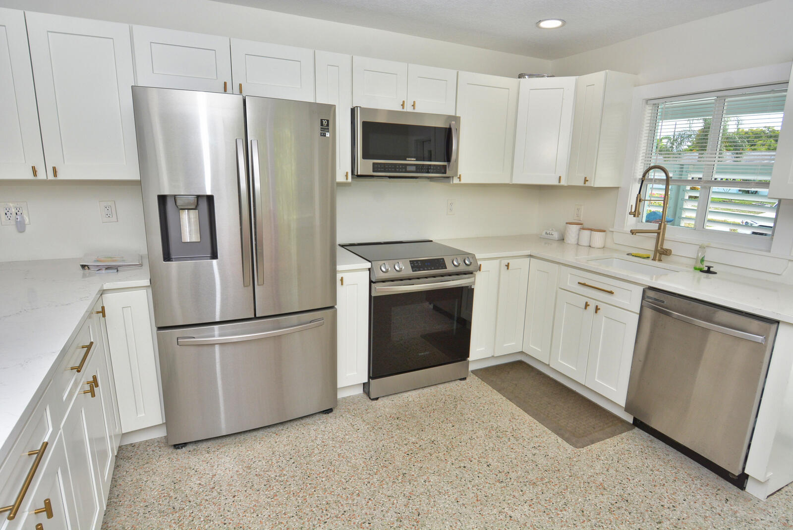 1395 Ne Flora Place Property Photo 10