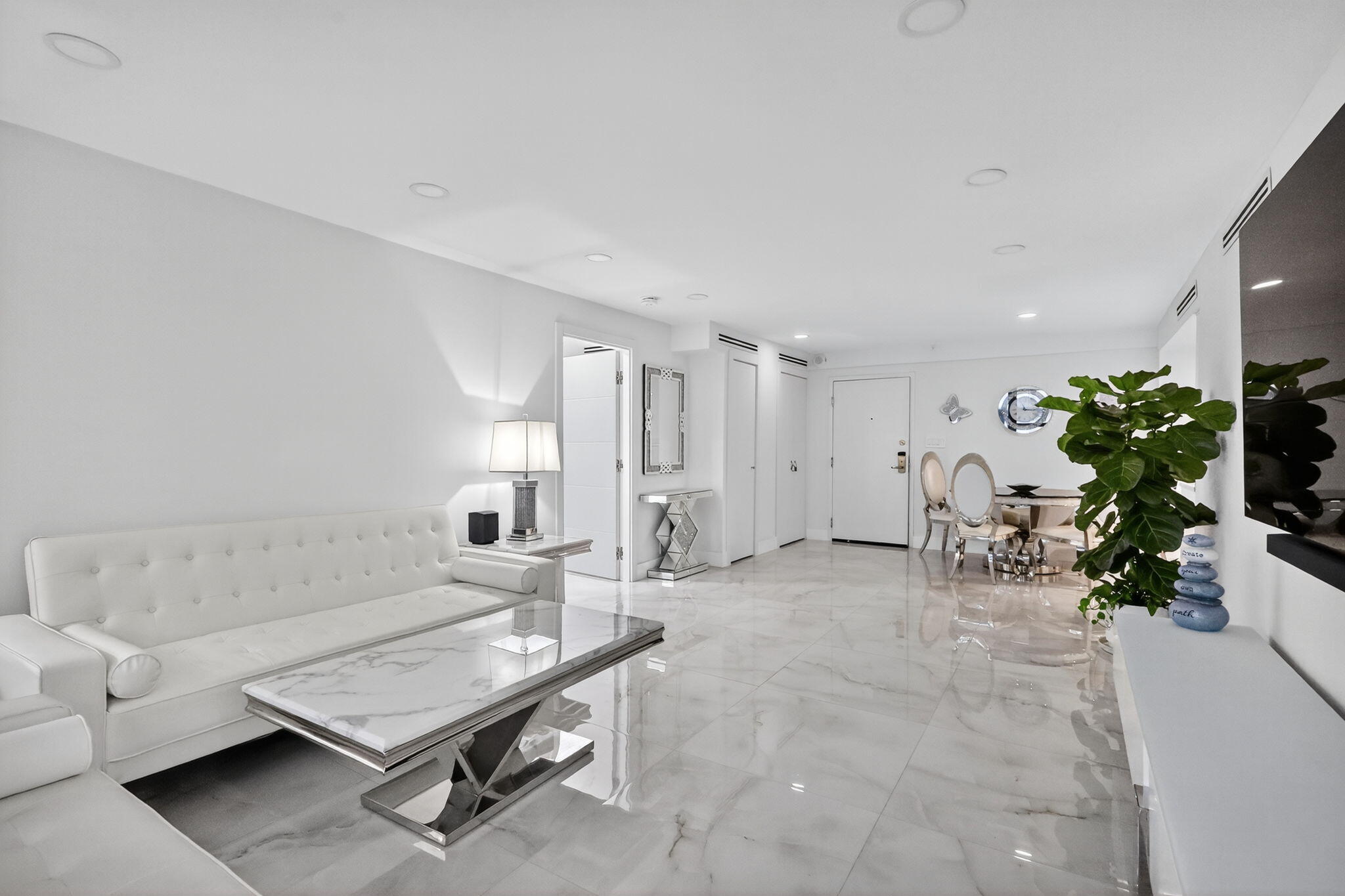 5225 Collins Avenue 1408 Property Photo 4