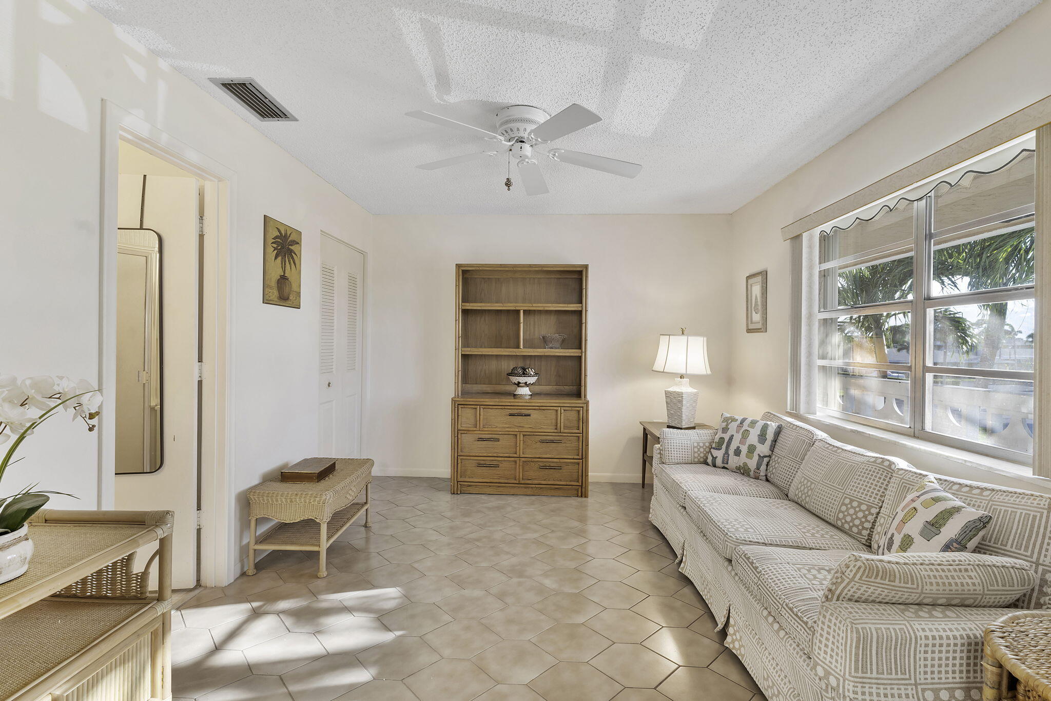 1050 Citrus 202 Property Photo 4