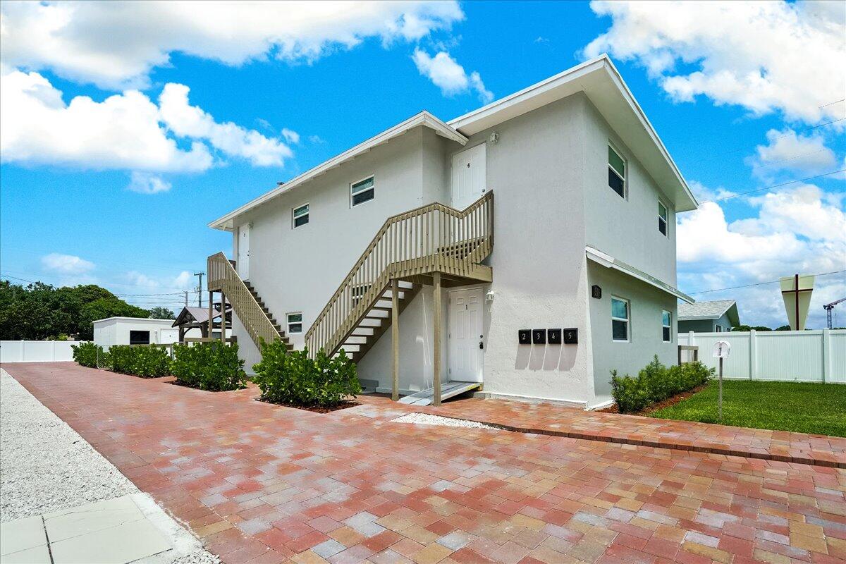 305 Cypress Drive E 1,2,3,4,5 Property Photo 4