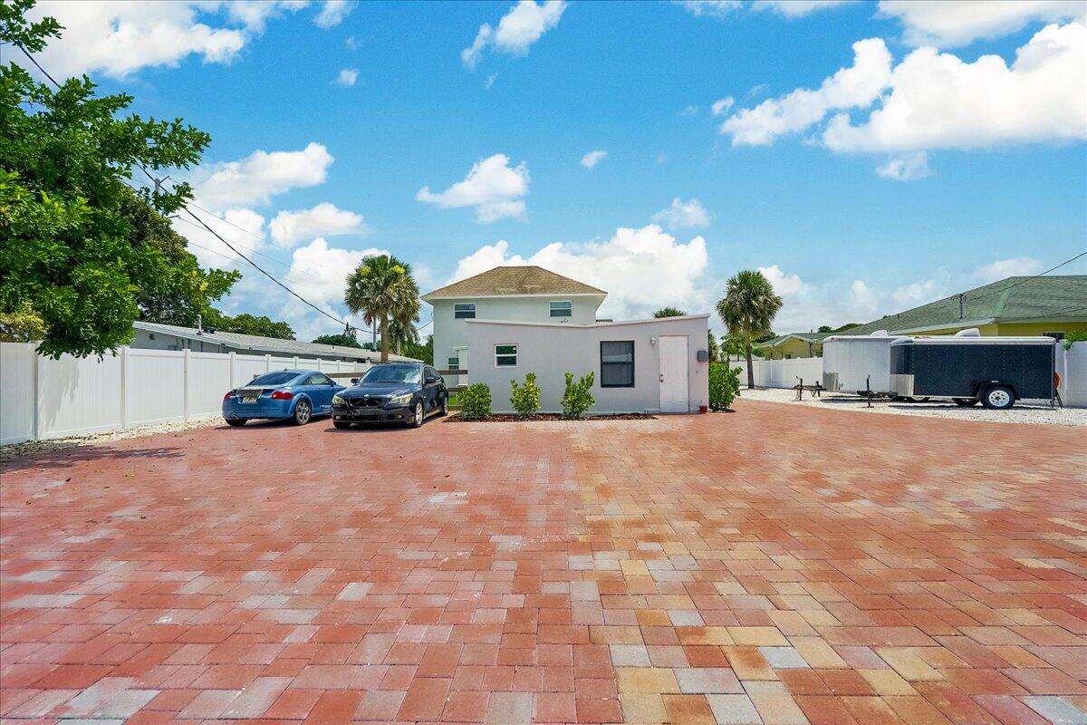 305 Cypress Drive E 1,2,3,4,5 Property Photo 14