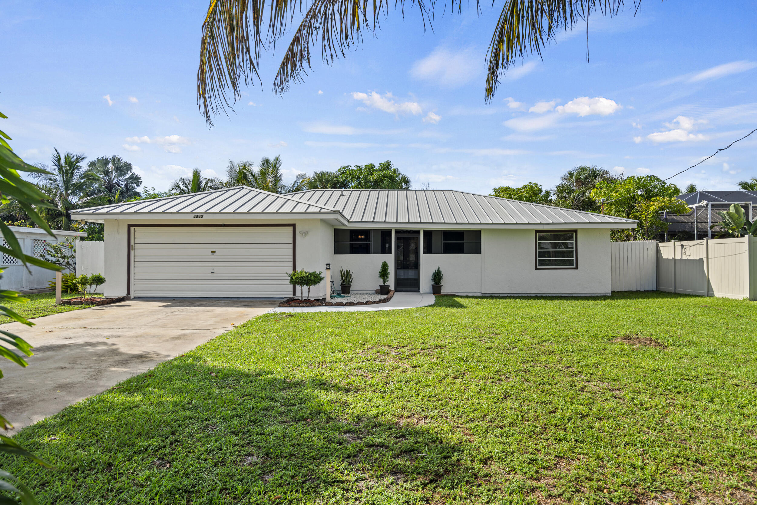 1915 Eucalyptus Avenue Property Photo 1