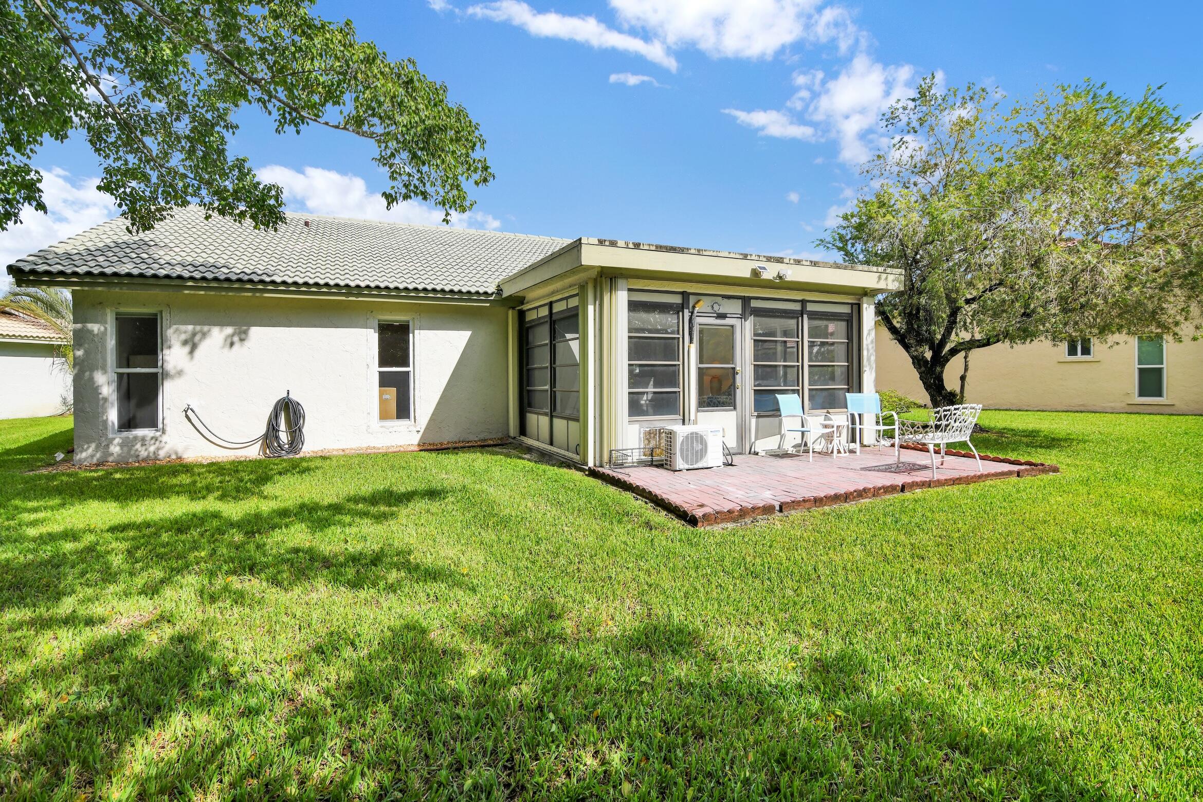 7962 Cloverfield Circle Property Photo 4