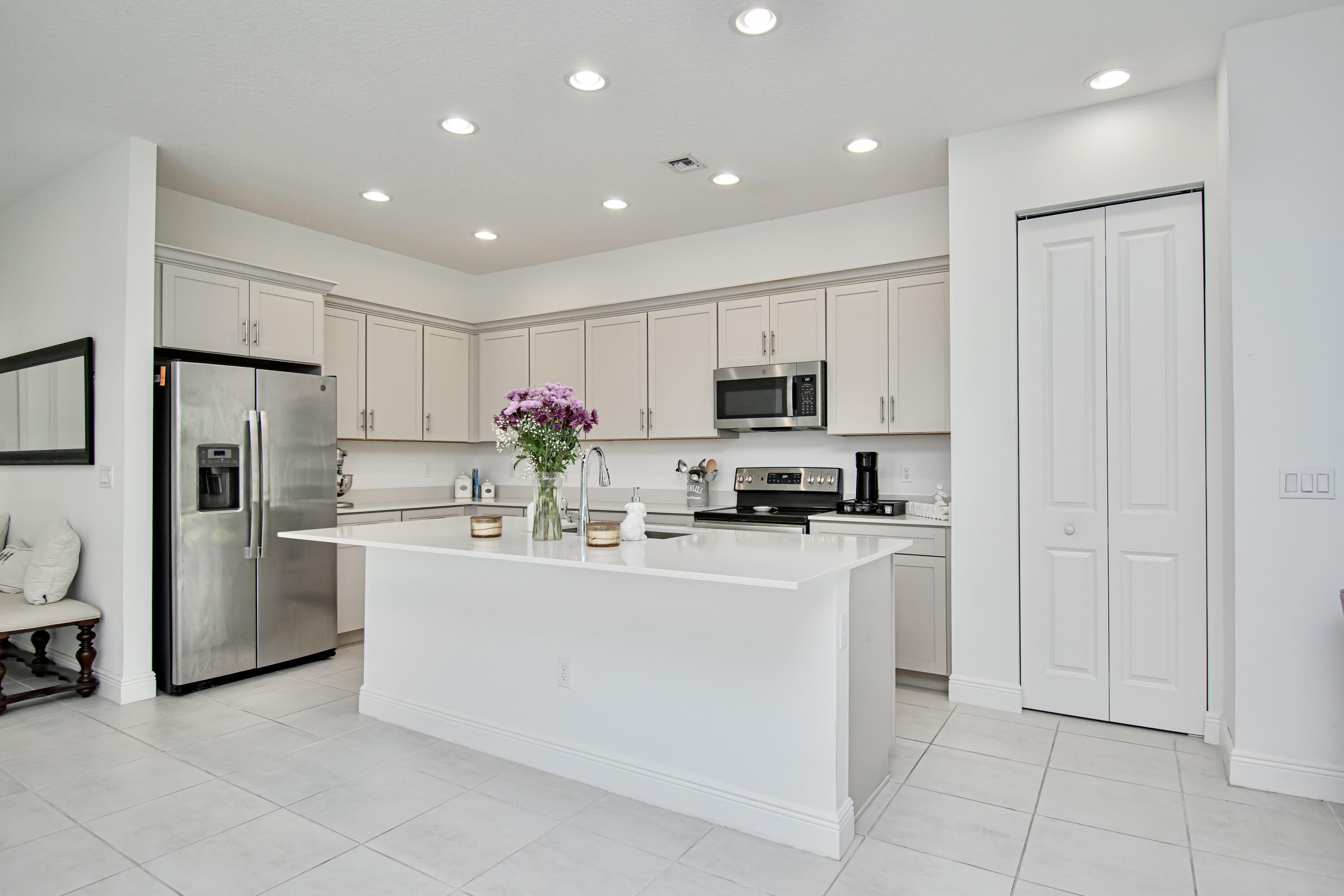 16420 Sandy Shore Drive Property Photo 2