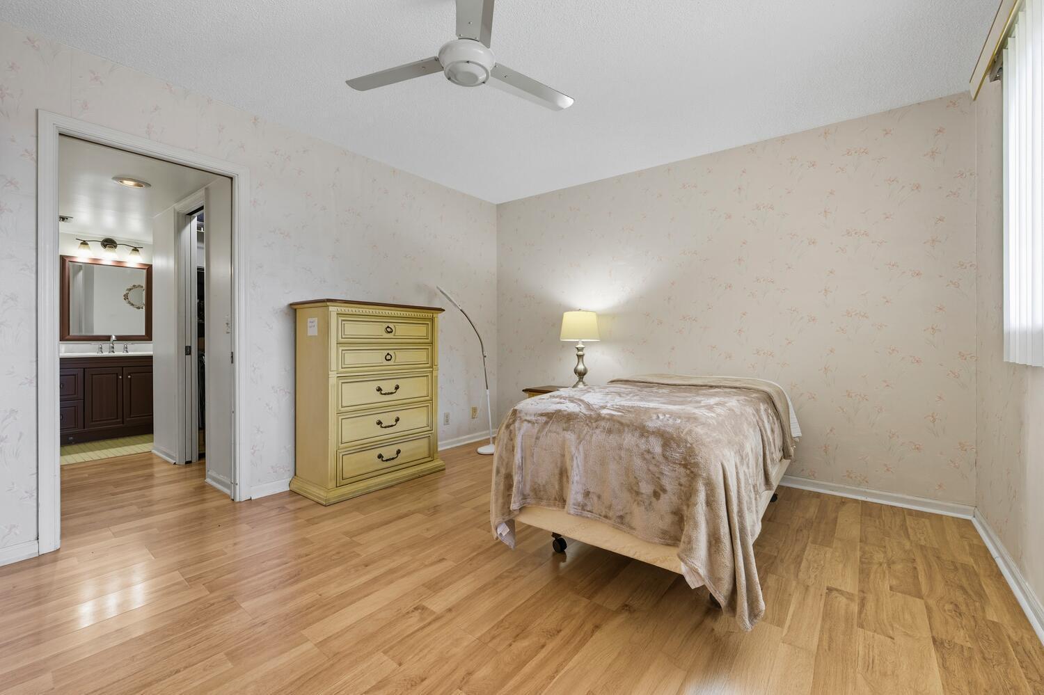 3075 Gardens East Drive 14 Property Photo 10