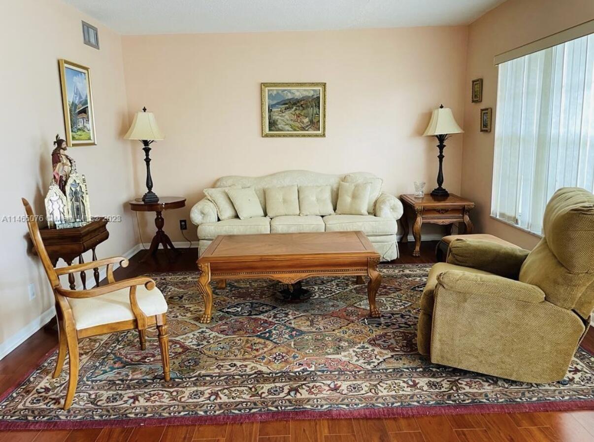 308 Wellington D Property Photo 4