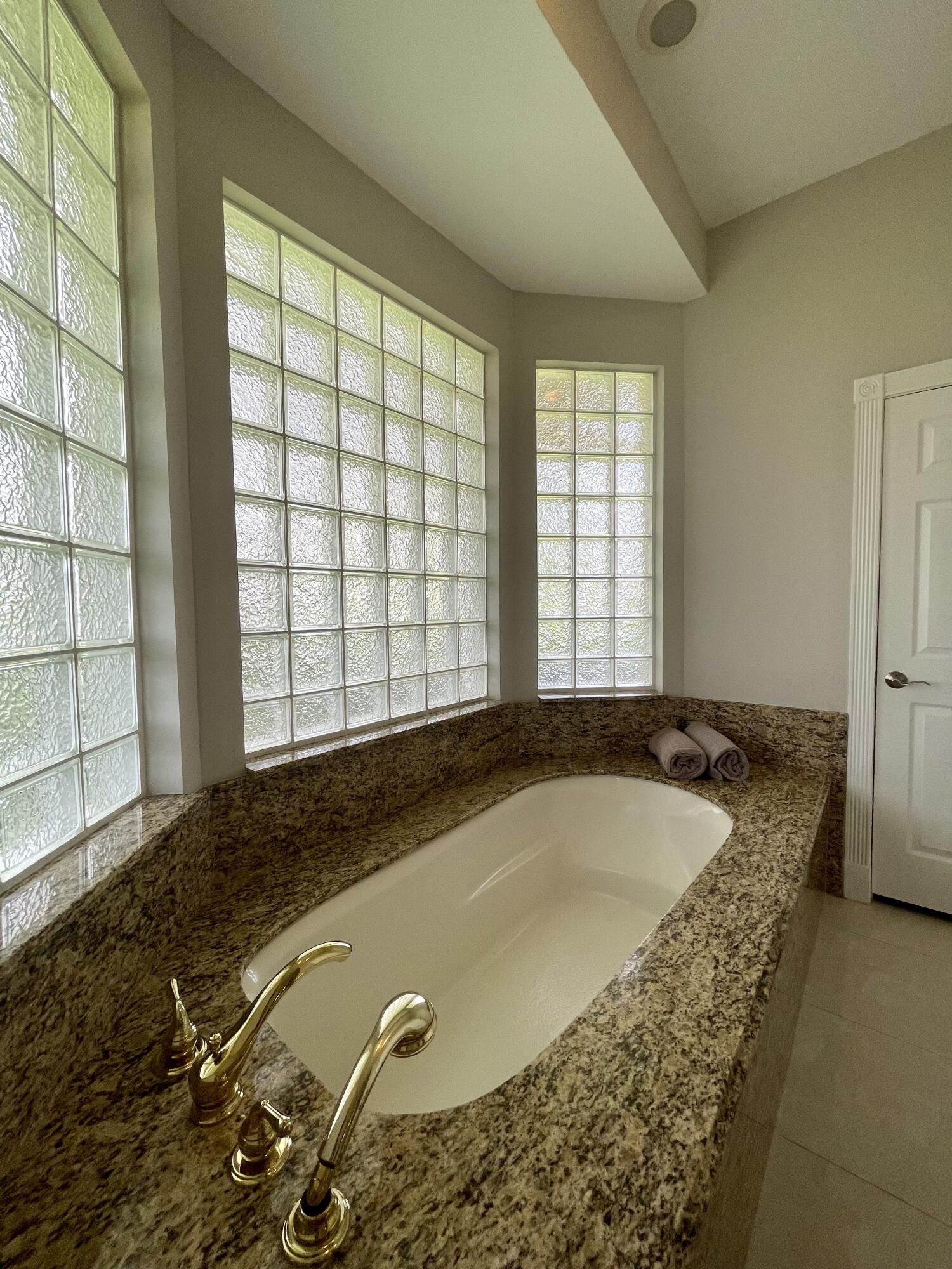 15590 Hawker Lane Property Photo 6