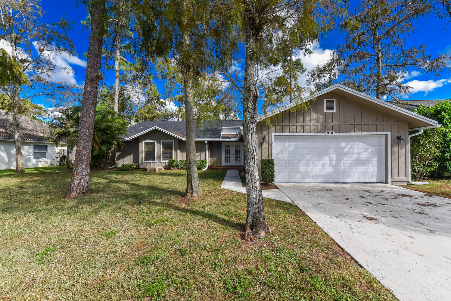 916 Daffodil Drive Property Photo 1