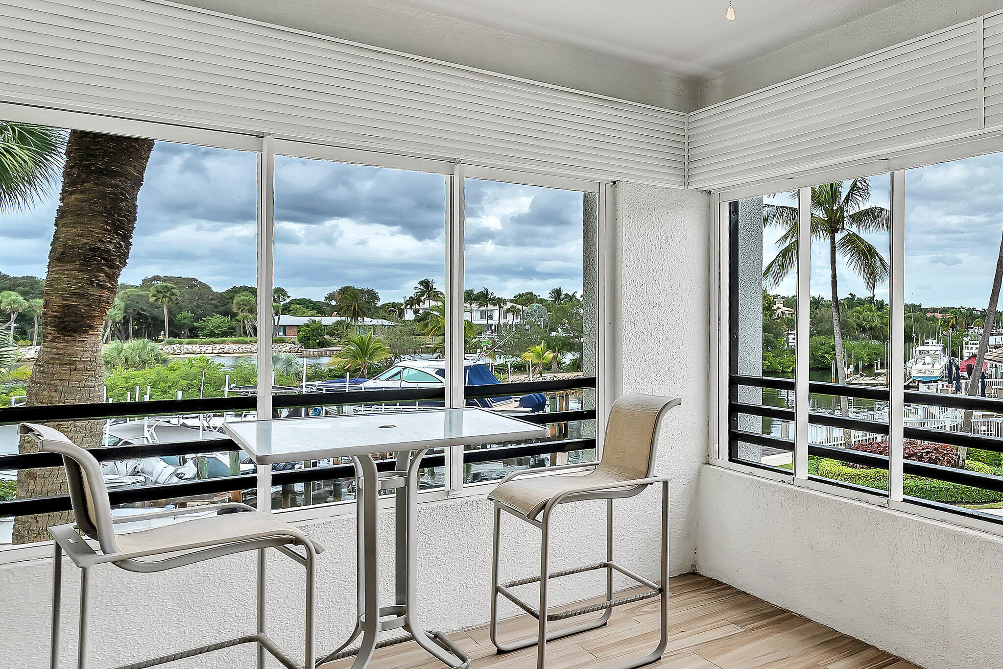 827 Oak Harbour Drive Property Photo 1