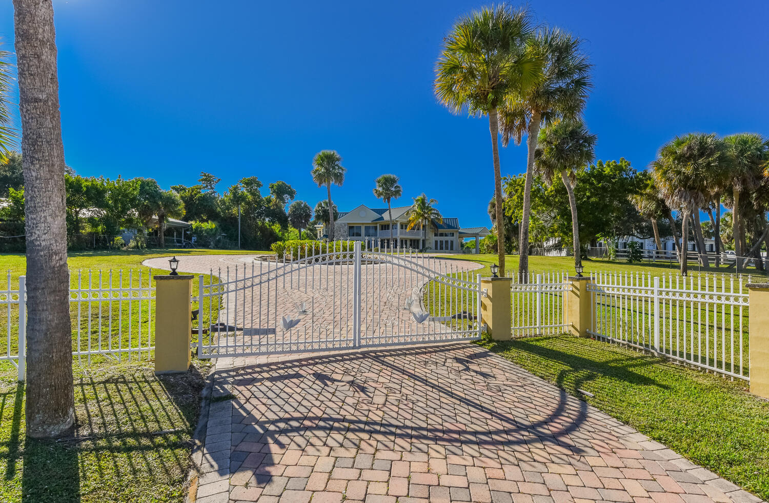 3343 S Indian River Drive Property Photo 3