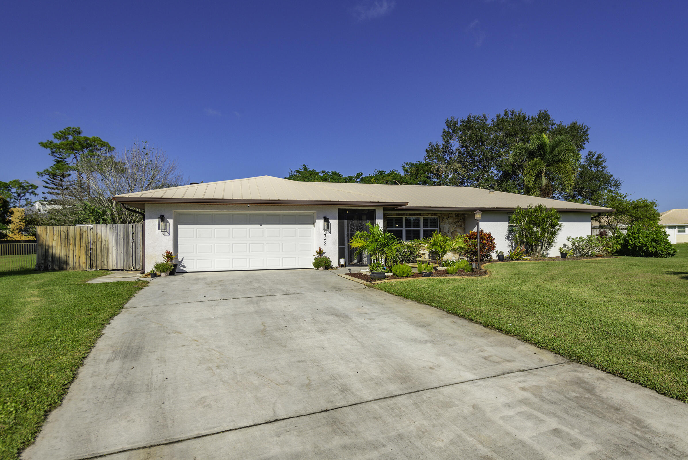 762 Se River Lane Property Photo 2