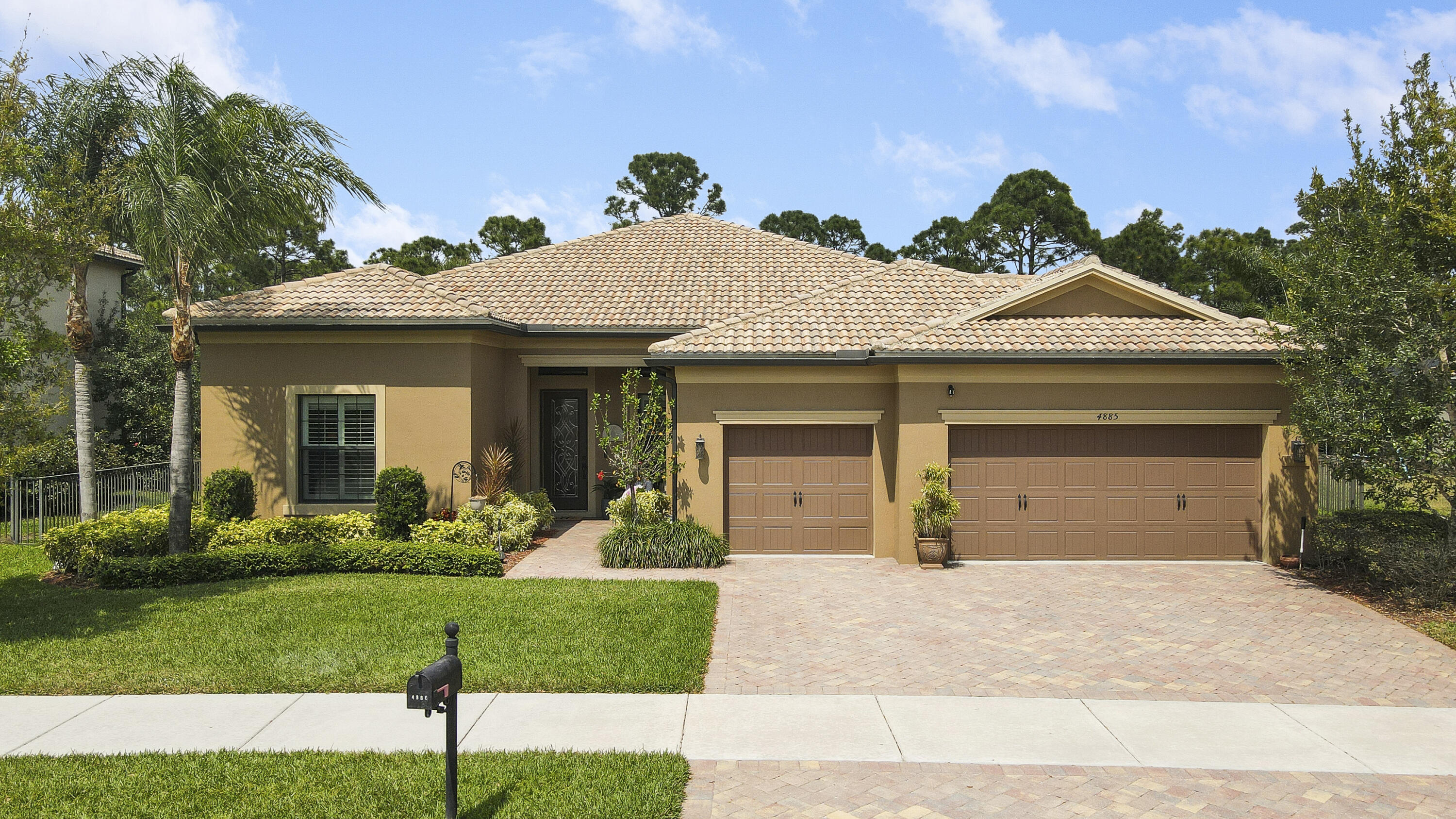 4885 SW Gossamer Circle Property Photo 1