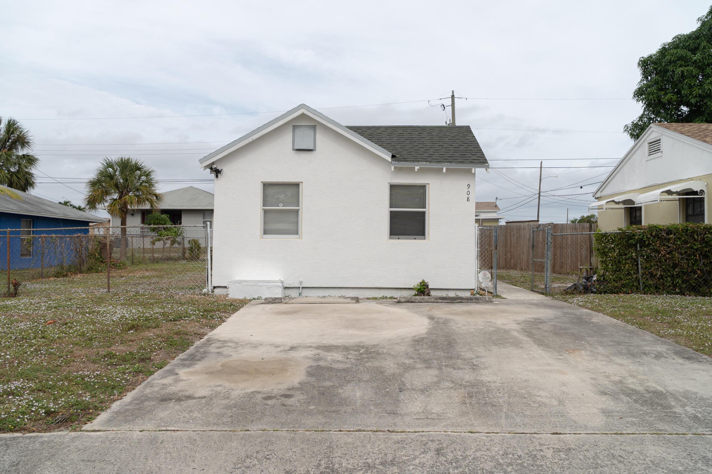 908 W 5th Street Property Photo 3