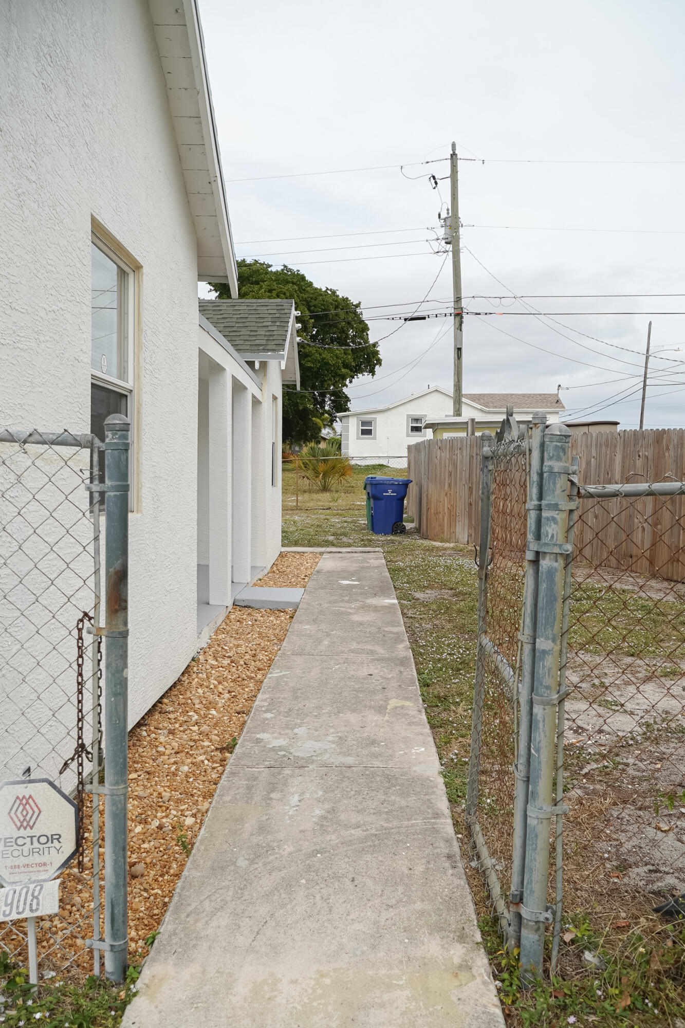 908 W 5th Street Property Photo 7