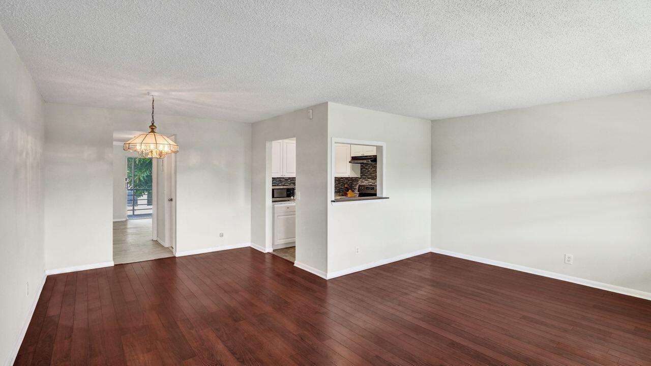118 Sheffield E Property Photo 2