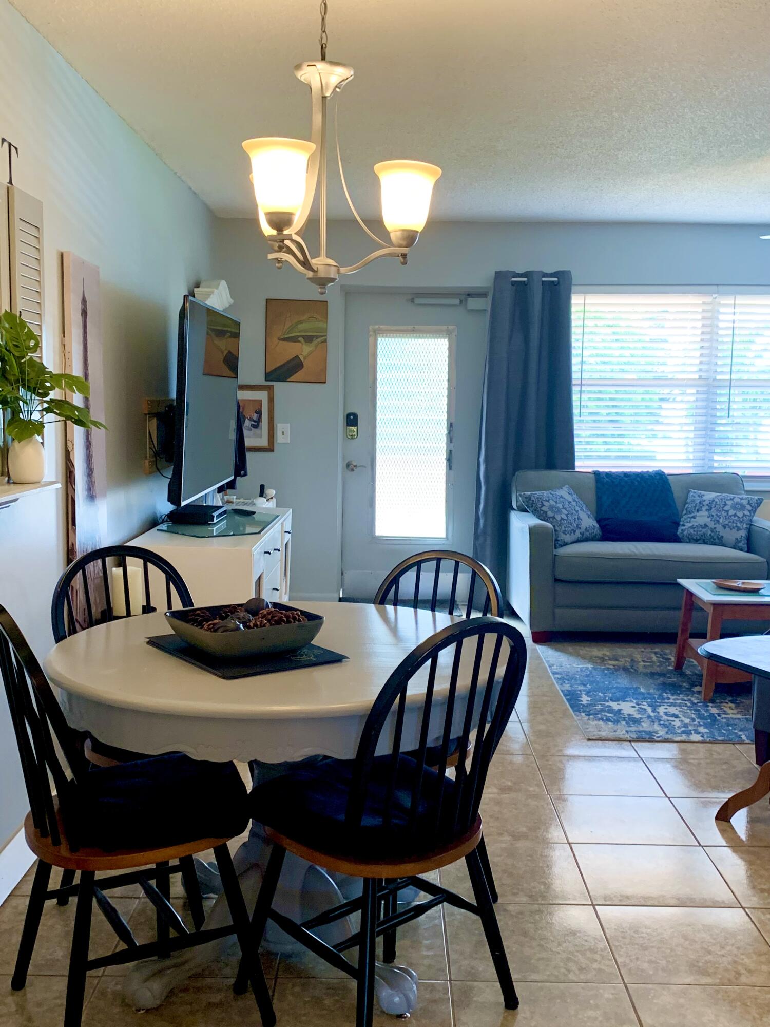 116 Canterbury E Property Photo 7