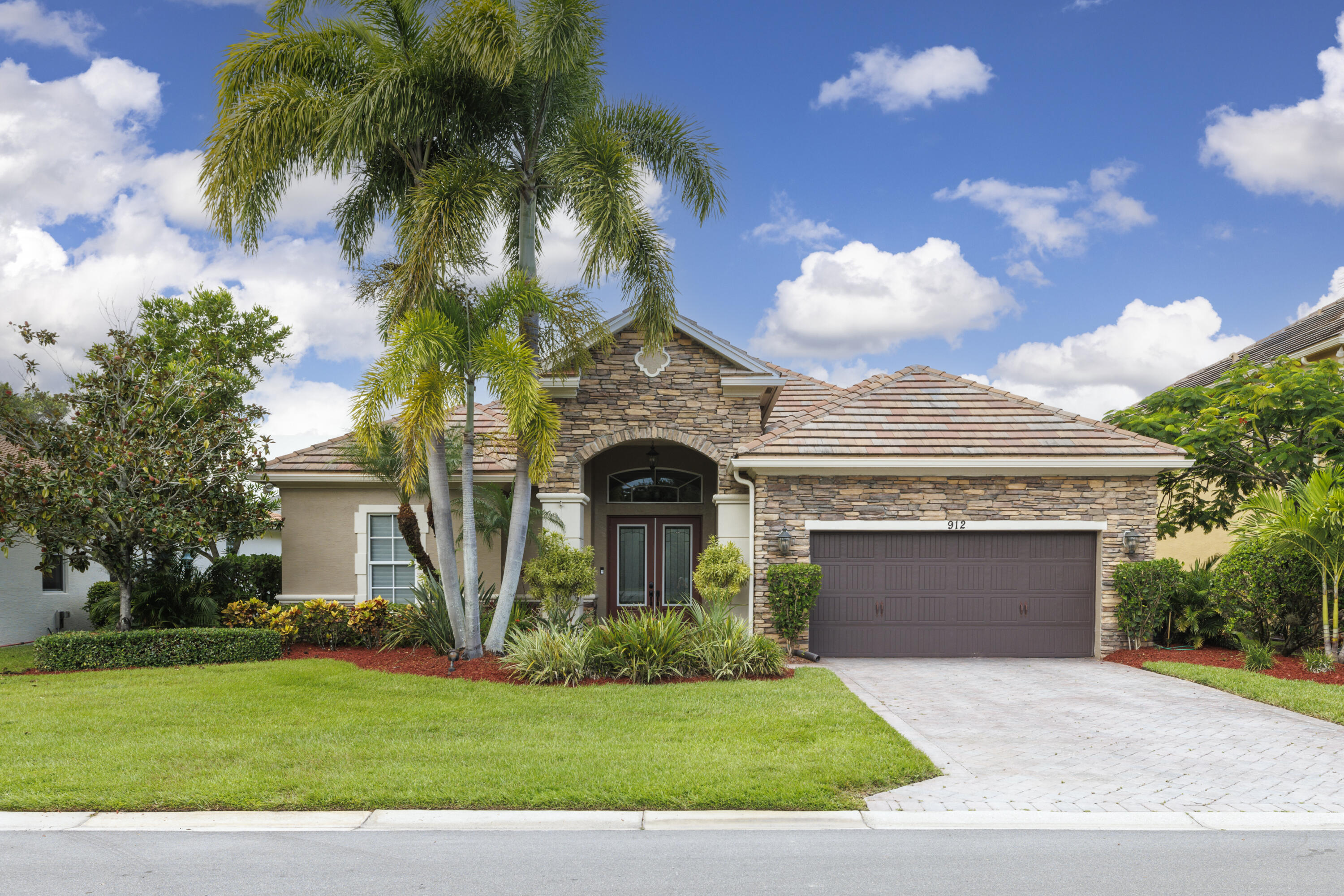 912 Sw Sun Circle Property Photo 1