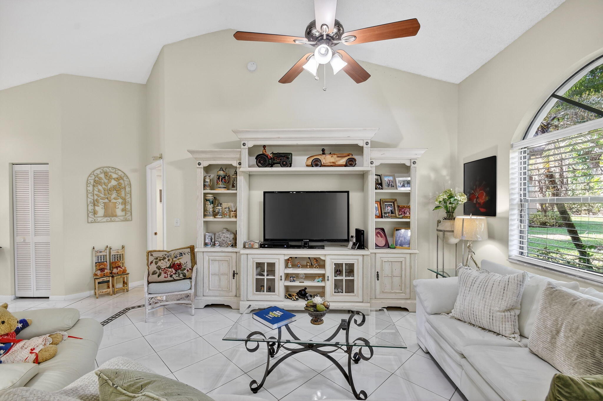 7147 Le Chalet Boulevard Property Photo 9