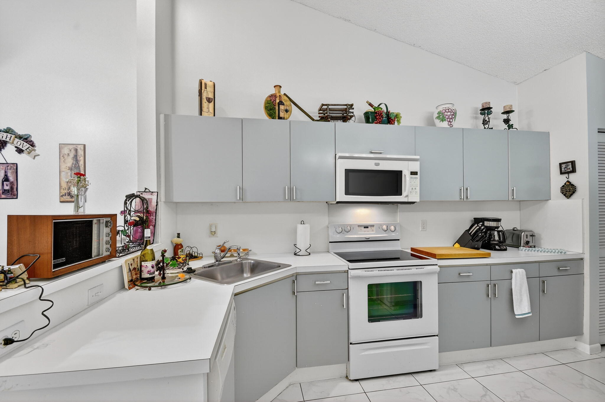 7147 Le Chalet Boulevard Property Photo 15