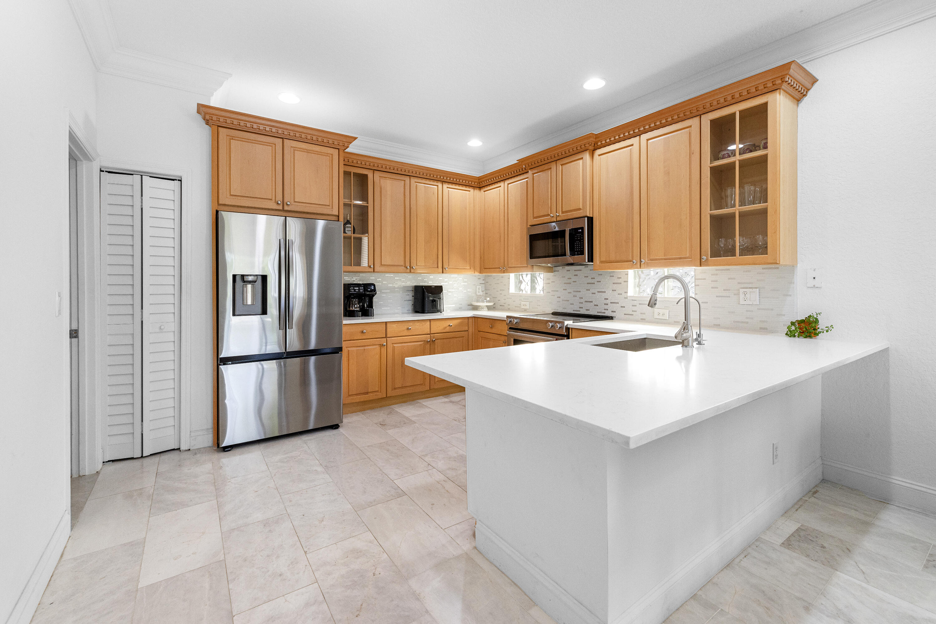 6575 Spring Meadow Drive Property Photo 12
