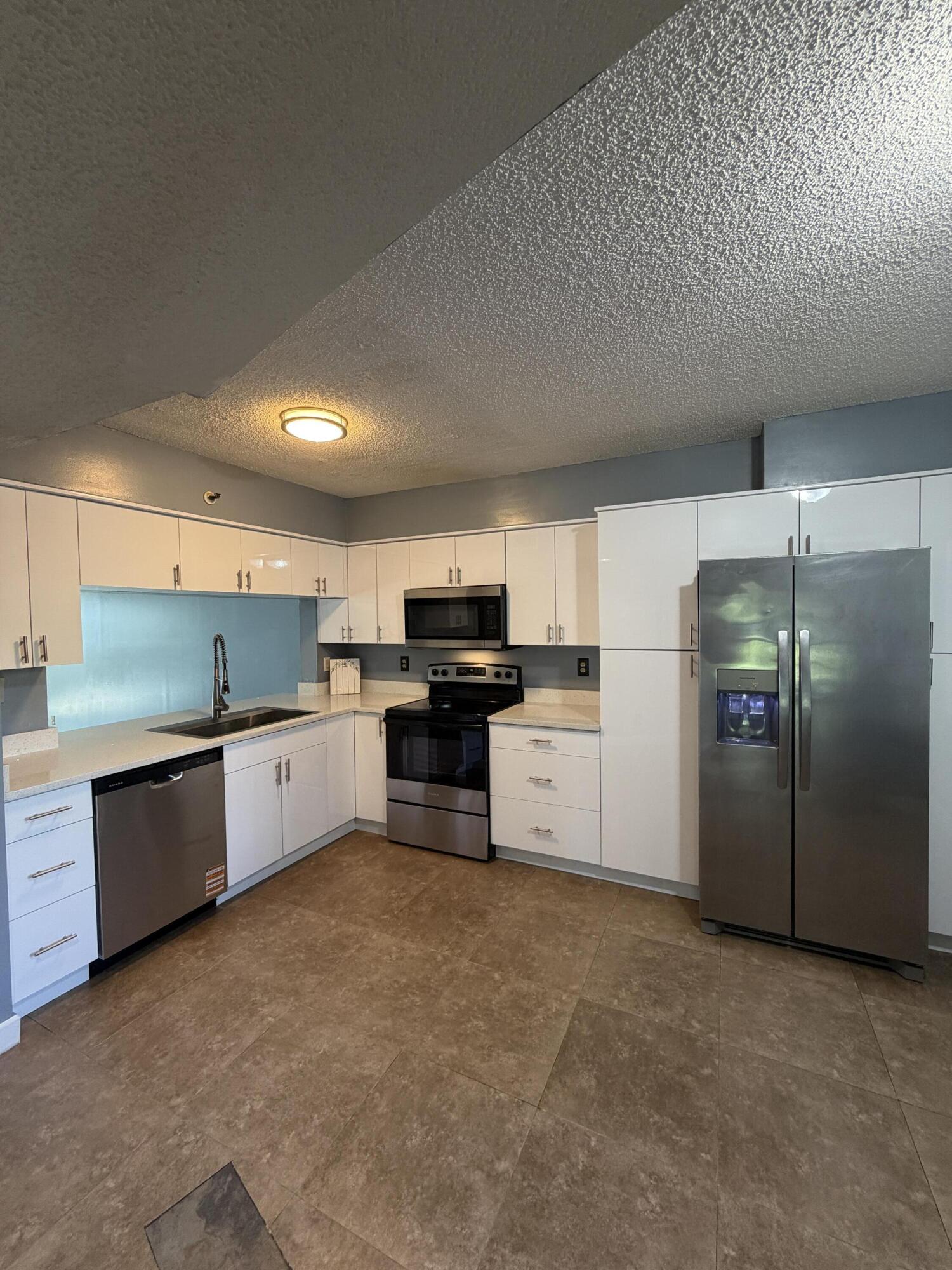 2202 S Cypress Bend Drive 101 Property Photo 14