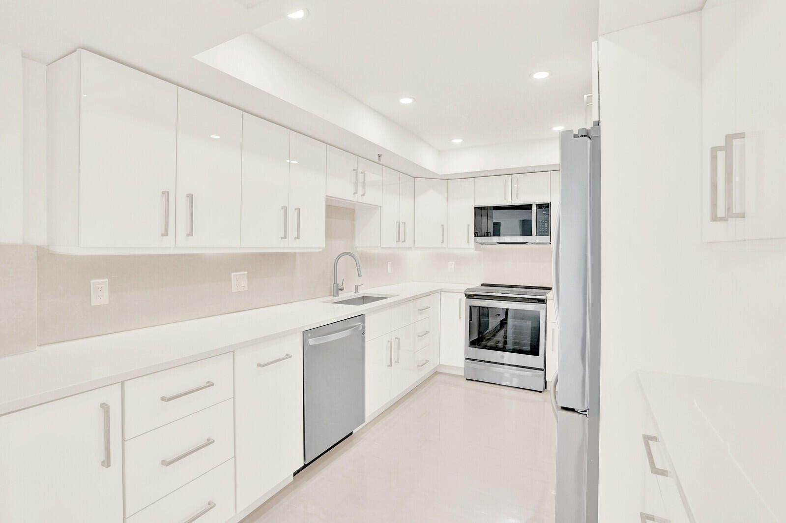 2697 N Ocean Boulevard F-604 Property Photo 18